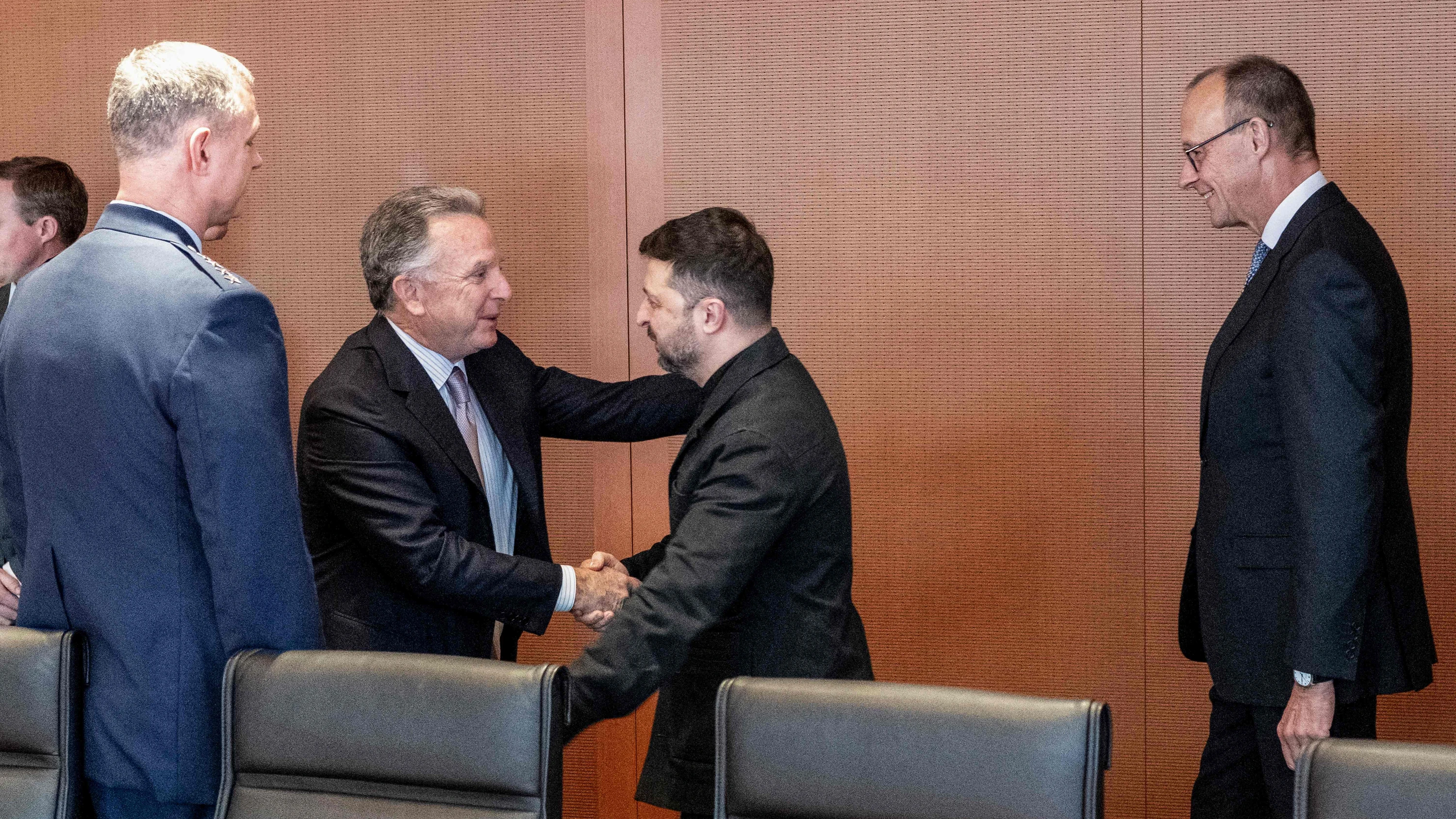 Mit Umarmung: Witkoff begrüßt Selenskyj am Sonntag im Kanzleramt, Merz guckt zu - Bundesregierung/AFP