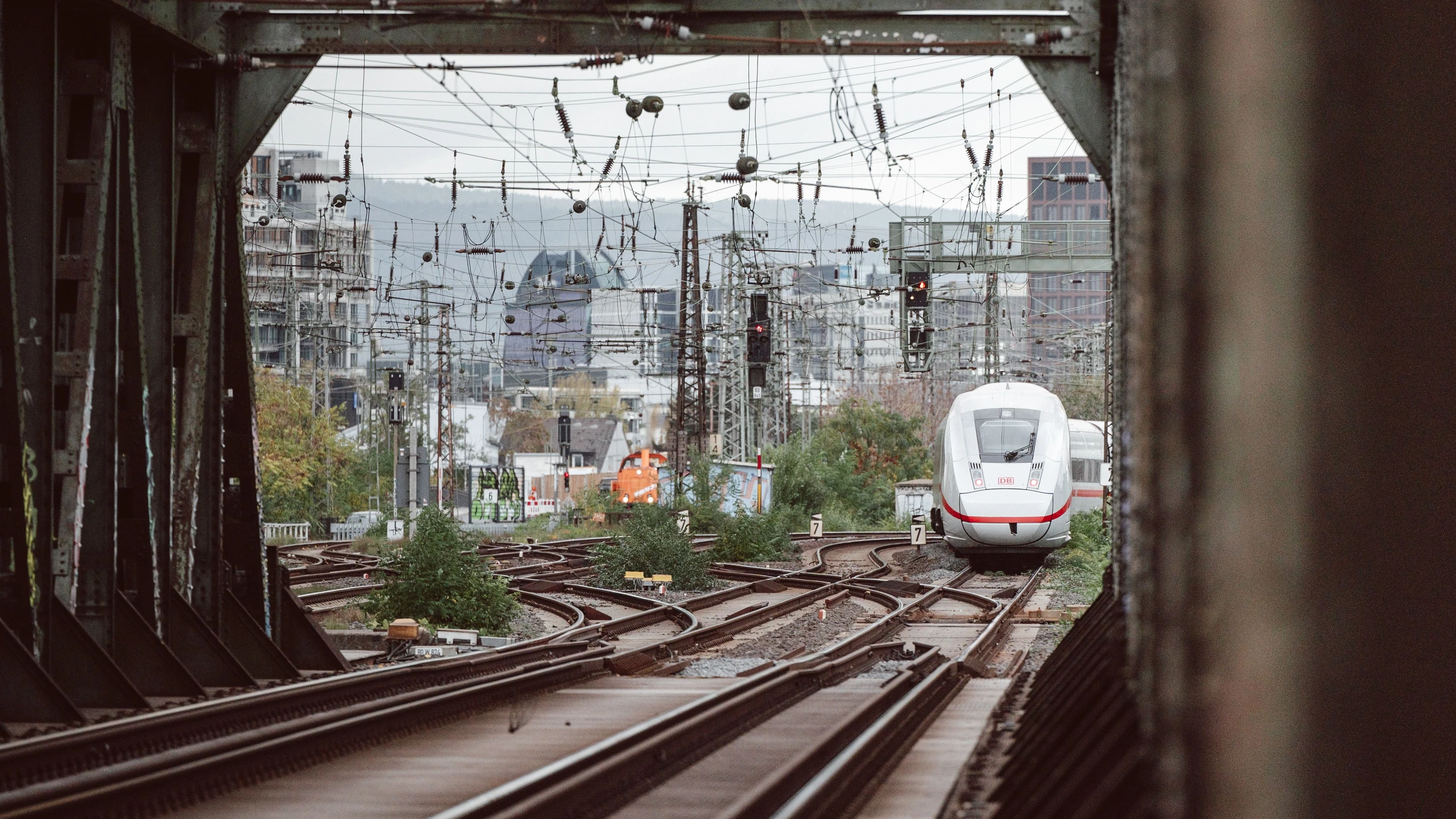 Regional- und Fernverkehr: Bahn sperrt Strecke von Frankfurt nach Darmstadt