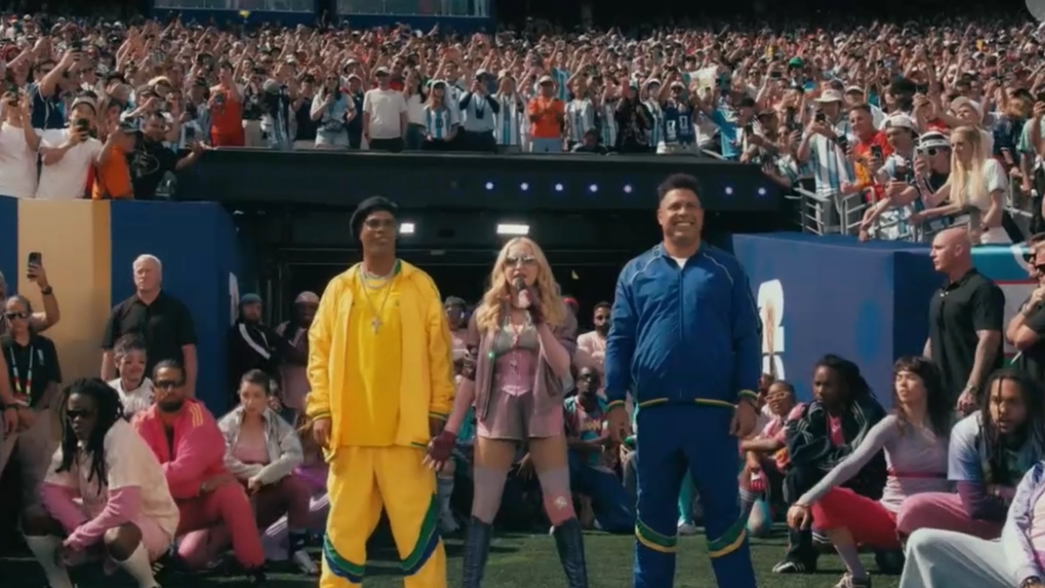 Ronaldinho, Madonna und Ronaldo händchenhaltend auf dem ramponierten Finalrasen - Screenshot Fifa WM 2026