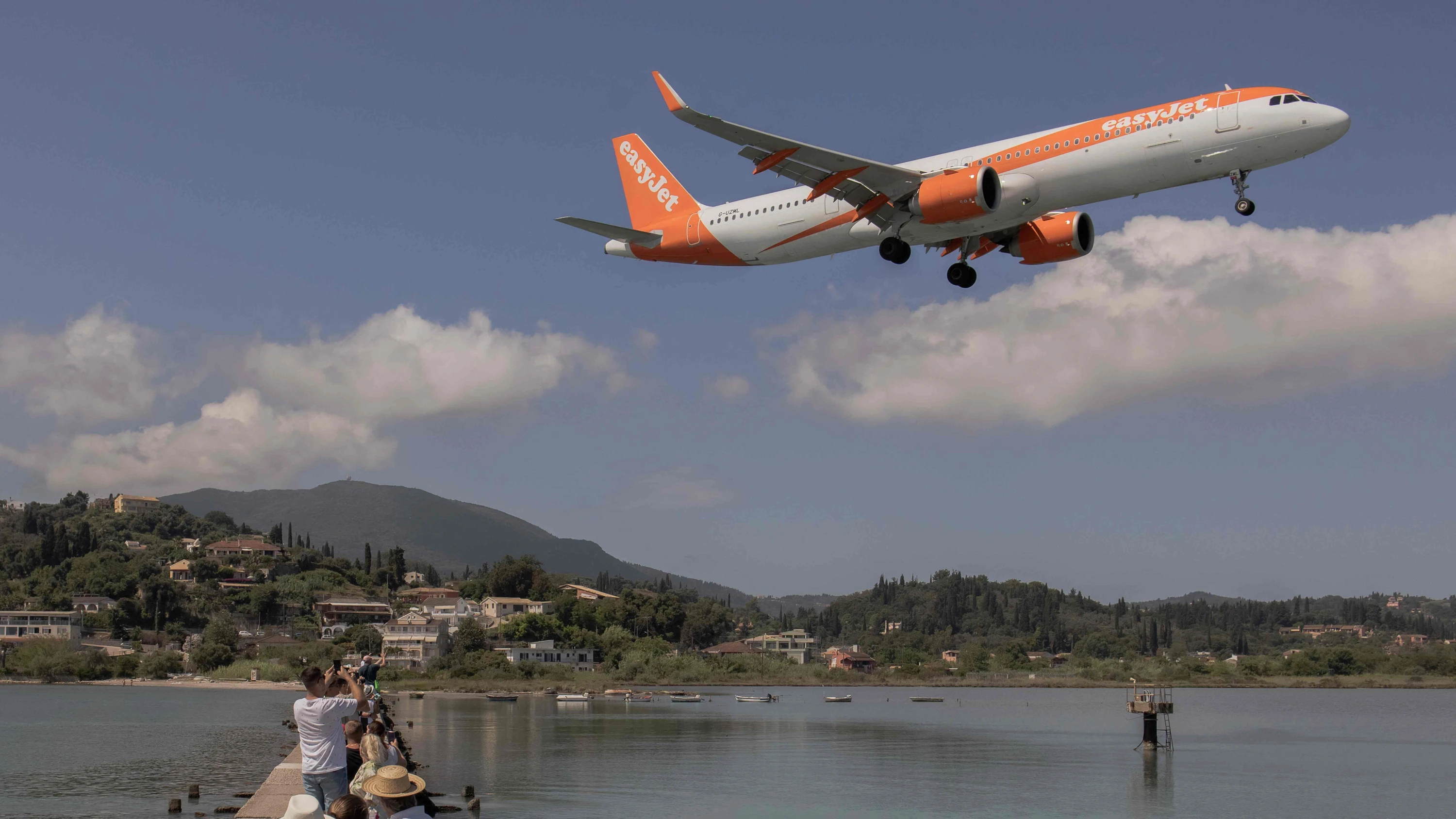 Wo landet Easyjet? Der US-Investor Castlelake plant eine Übernahme. Ein Flugzeug landet auf der Insel Korfu. - AFP