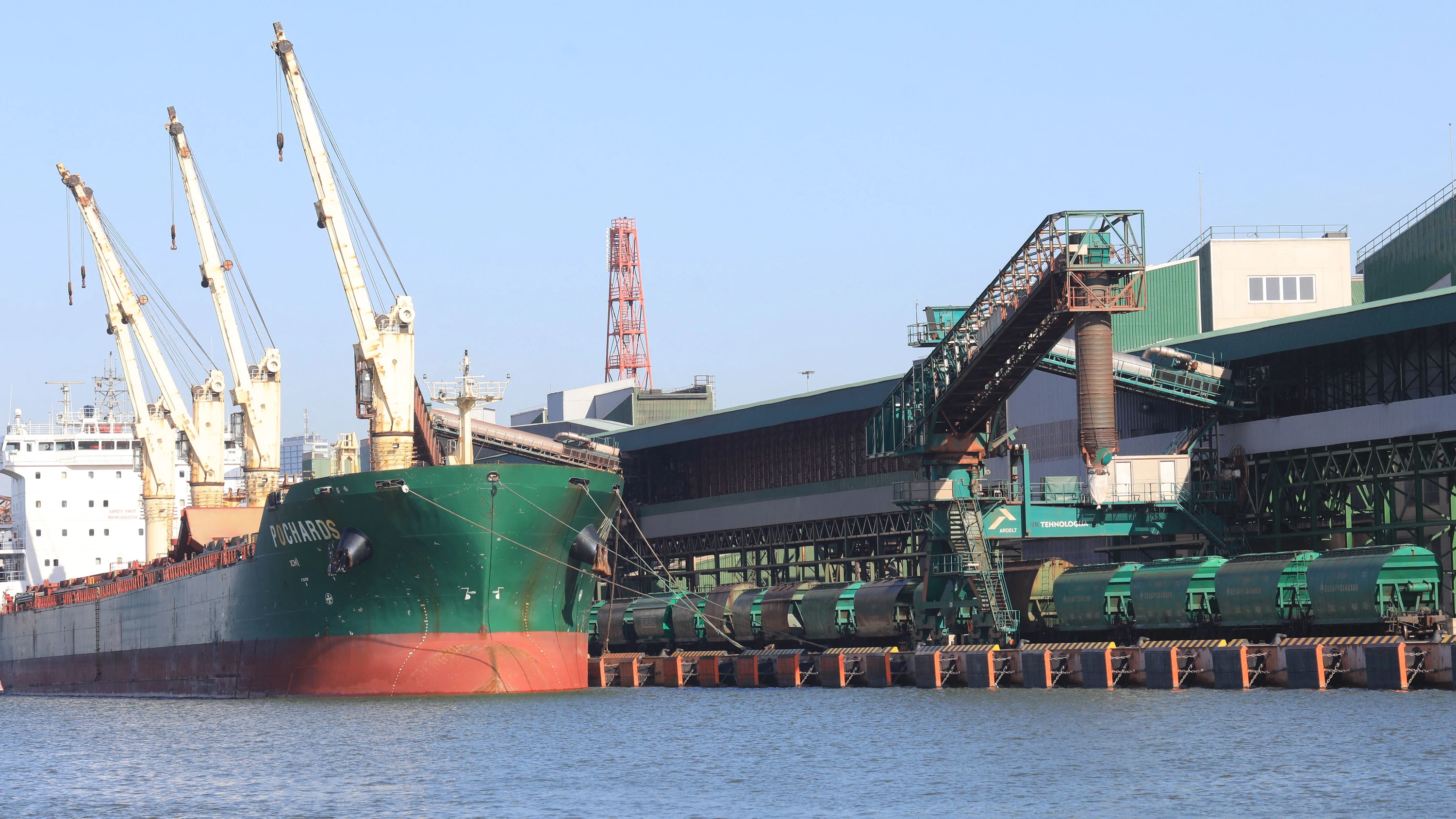 Ein Frachtschiff im September 2020 am Terminal der Firma BKT im Hafen von Klaipėda - AFP