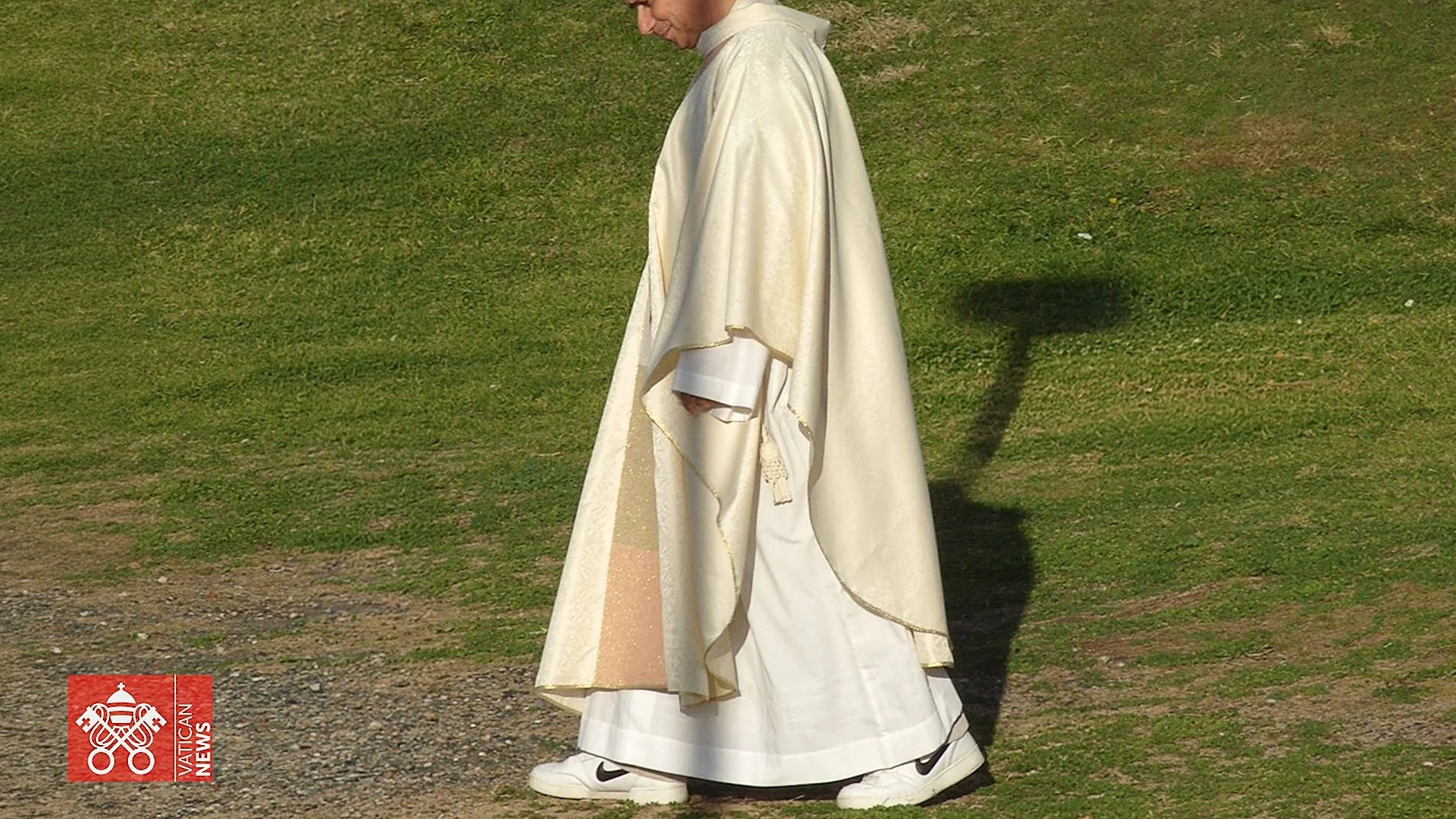 Bild: Neues von den Promis: Papst Leo XIV. trägt Nike-Sneaker