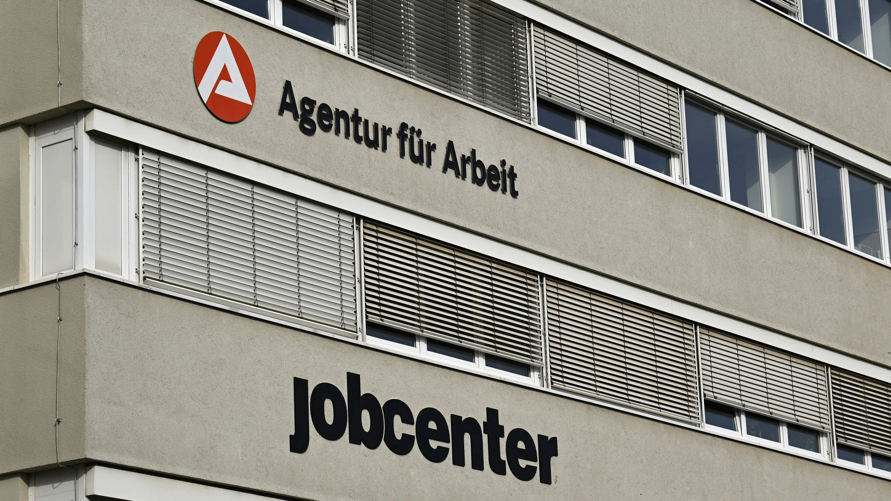 Jobsuche wird immer schwerer: Mehr als drei Millionen Arbeitslose in Deutschland Jobsuche wird immer schwerer: Mehr als drei Millionen Arbeitslose in Deutschland