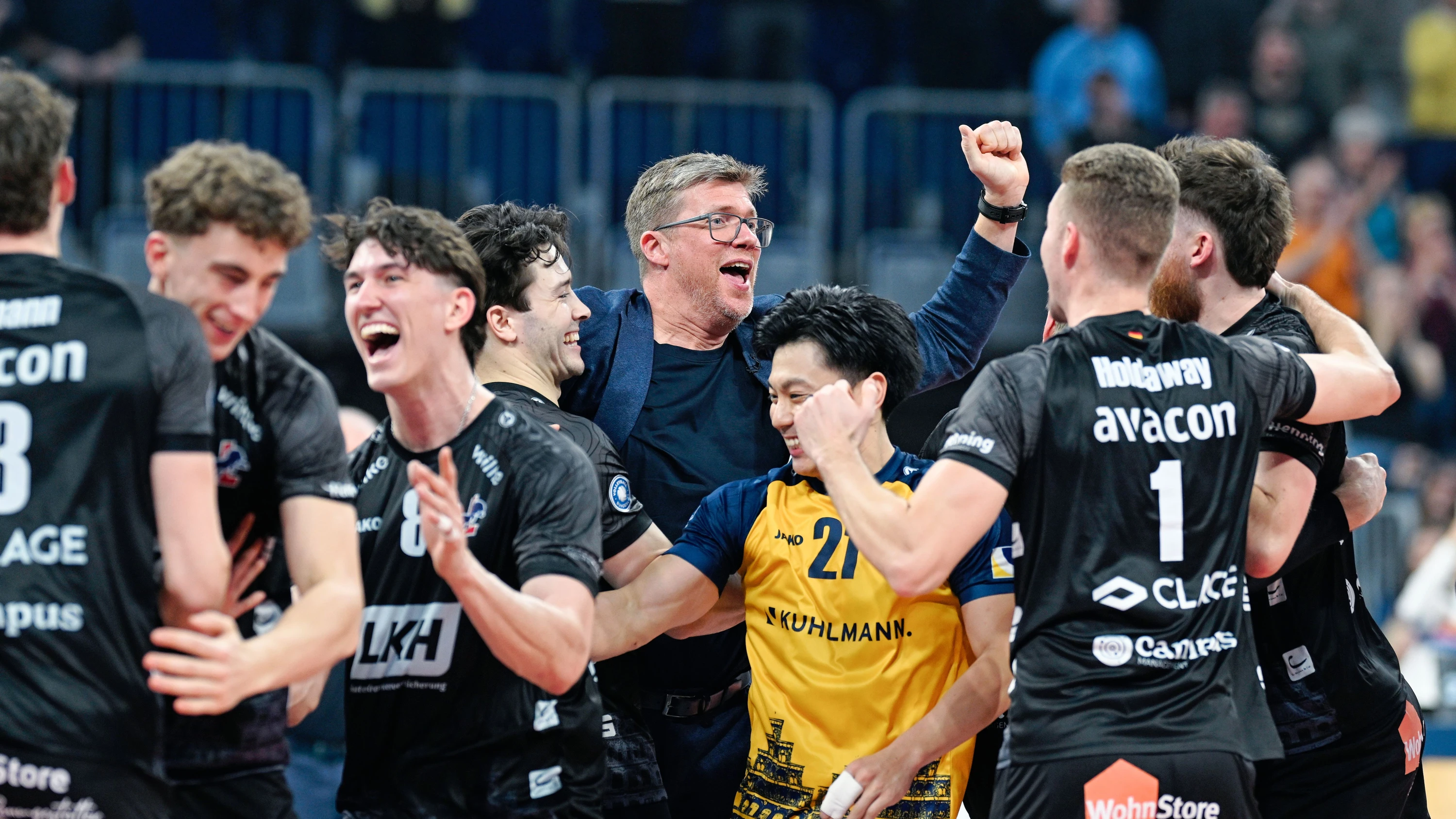 Unglaublicher Moment: Trainer Stefan Hübner (im Hintergrund) jubelt mit seinen Spielern von der SVG Lüneburg über den Pokalsieg - dpa