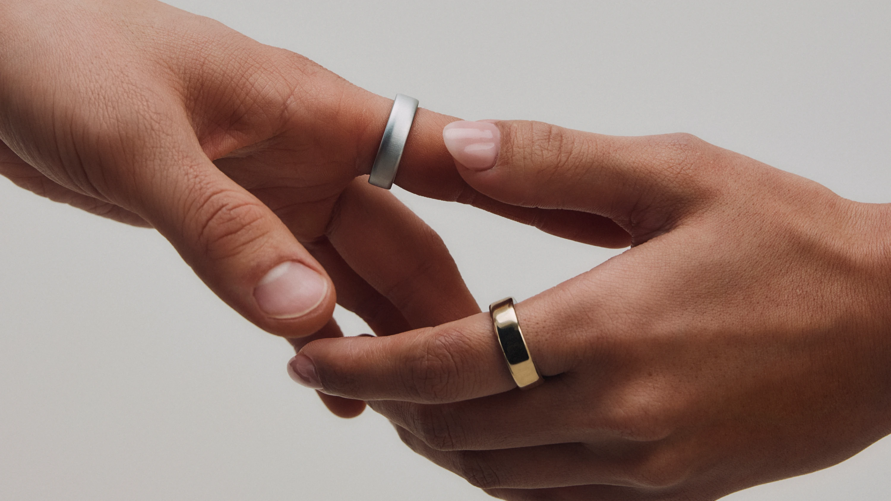 Hand in Hand: Smart sei der Ring, hier der Oura der fünften Generation. - Hersteller