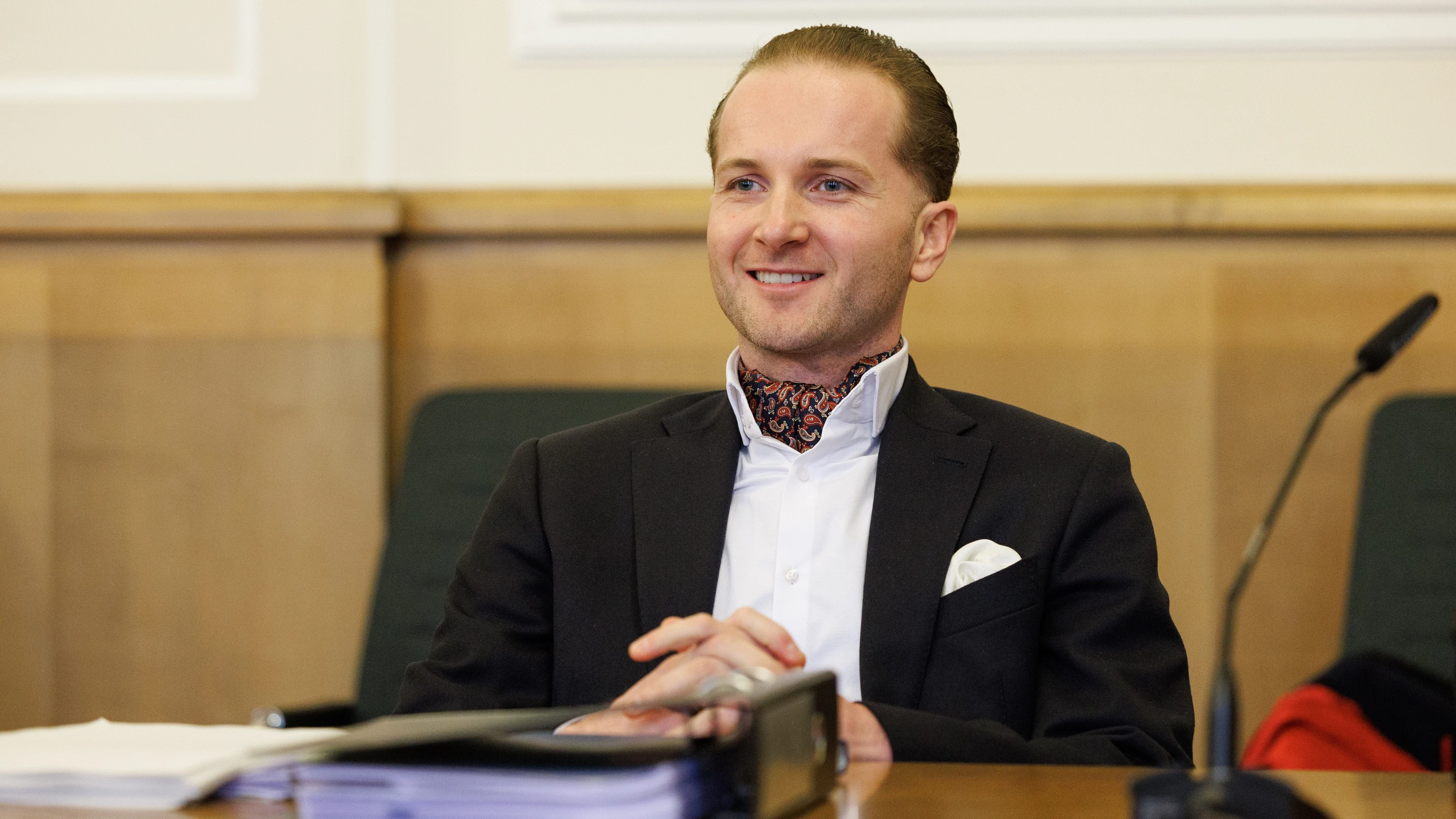 Selbstbewusst: Der Angeklagte Hendrik Holt sitzt 2023 in einem Sitzungssaal vom Landgericht. - dpa