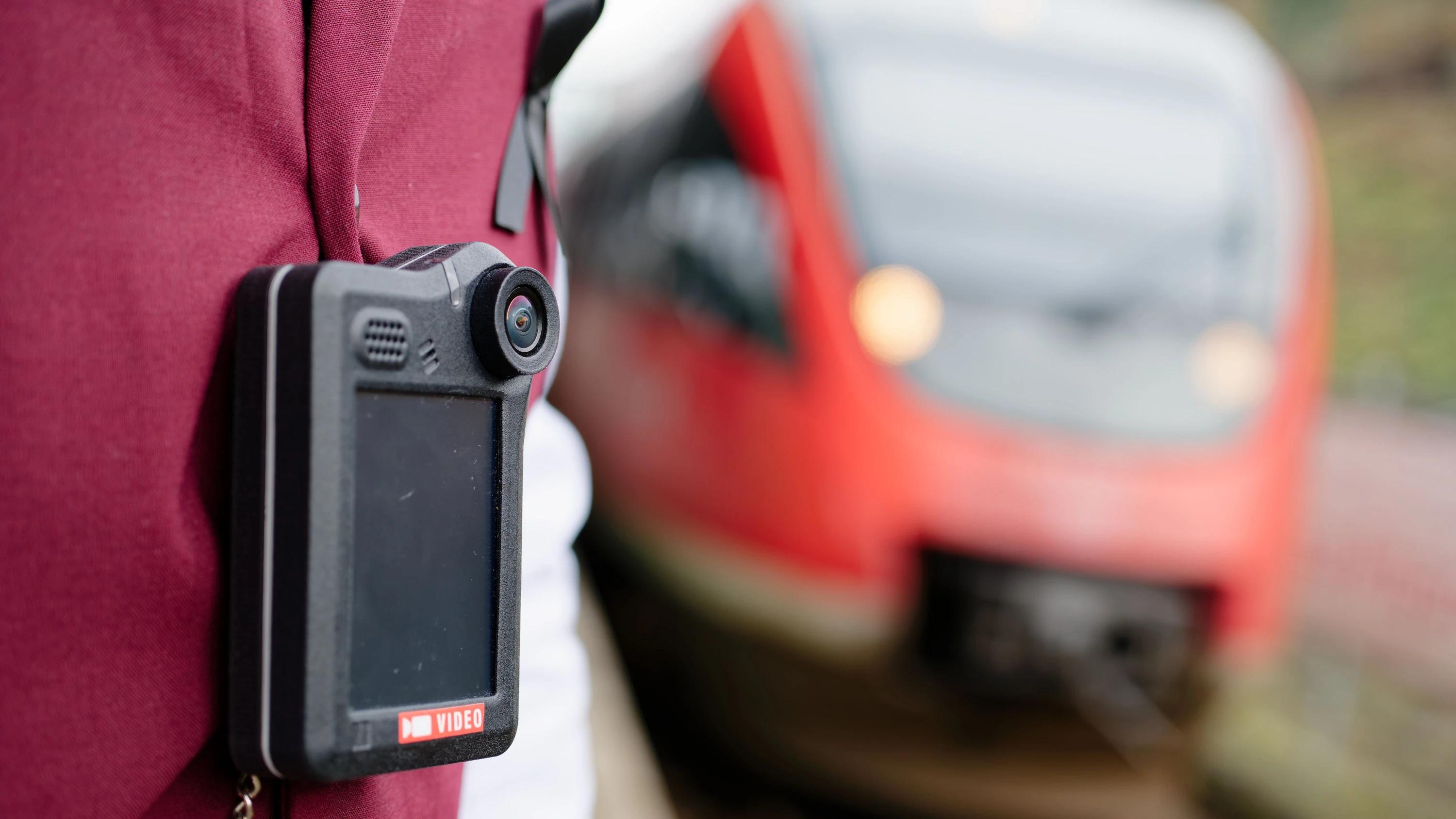 Eine Bodycam an der Dienstkleidung der Deutschen Bahn. - dpa
