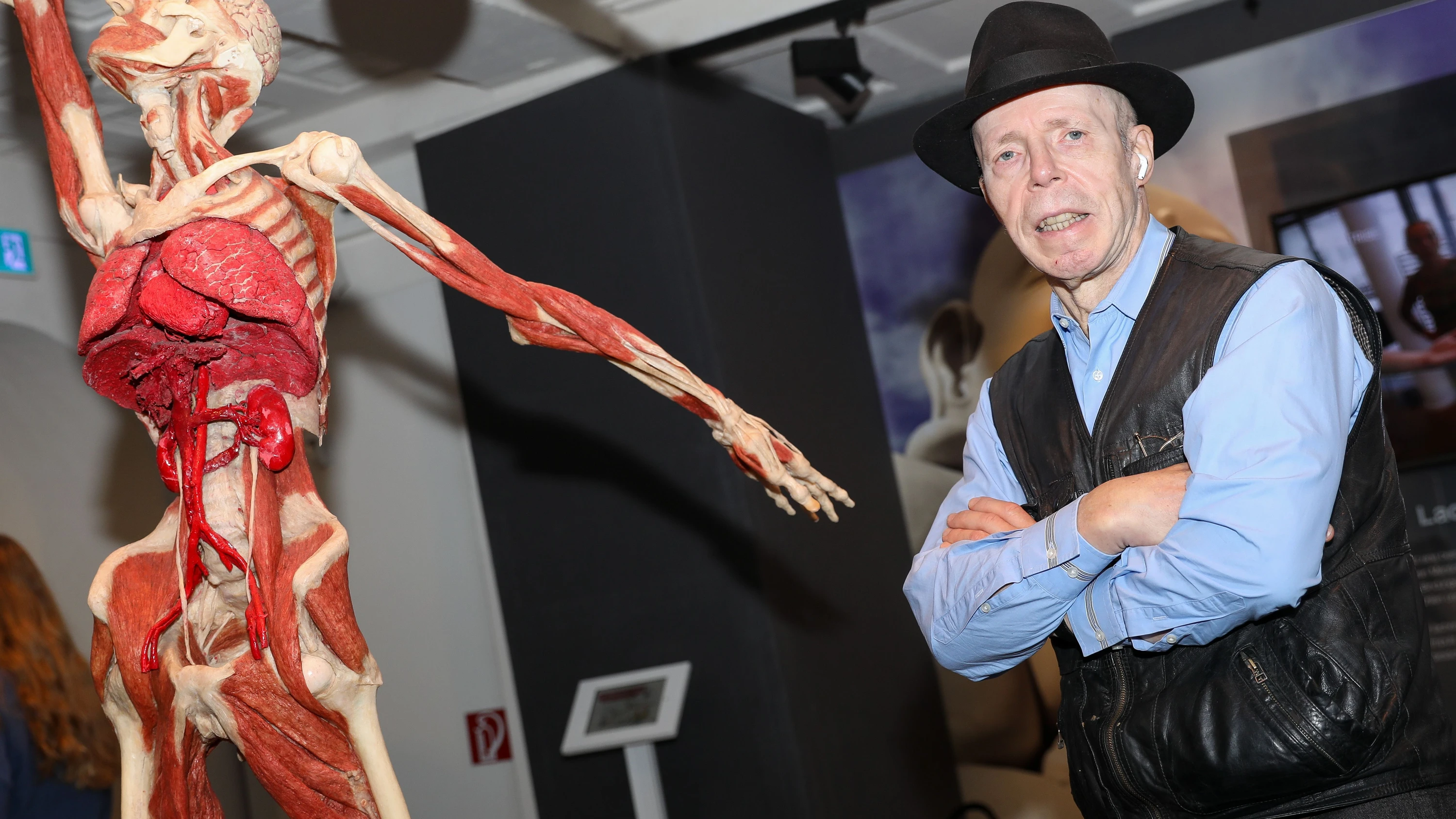Gunther von Hagens steht in seinem „Körperwelten Museum“ neben einem Exponat. - dpa