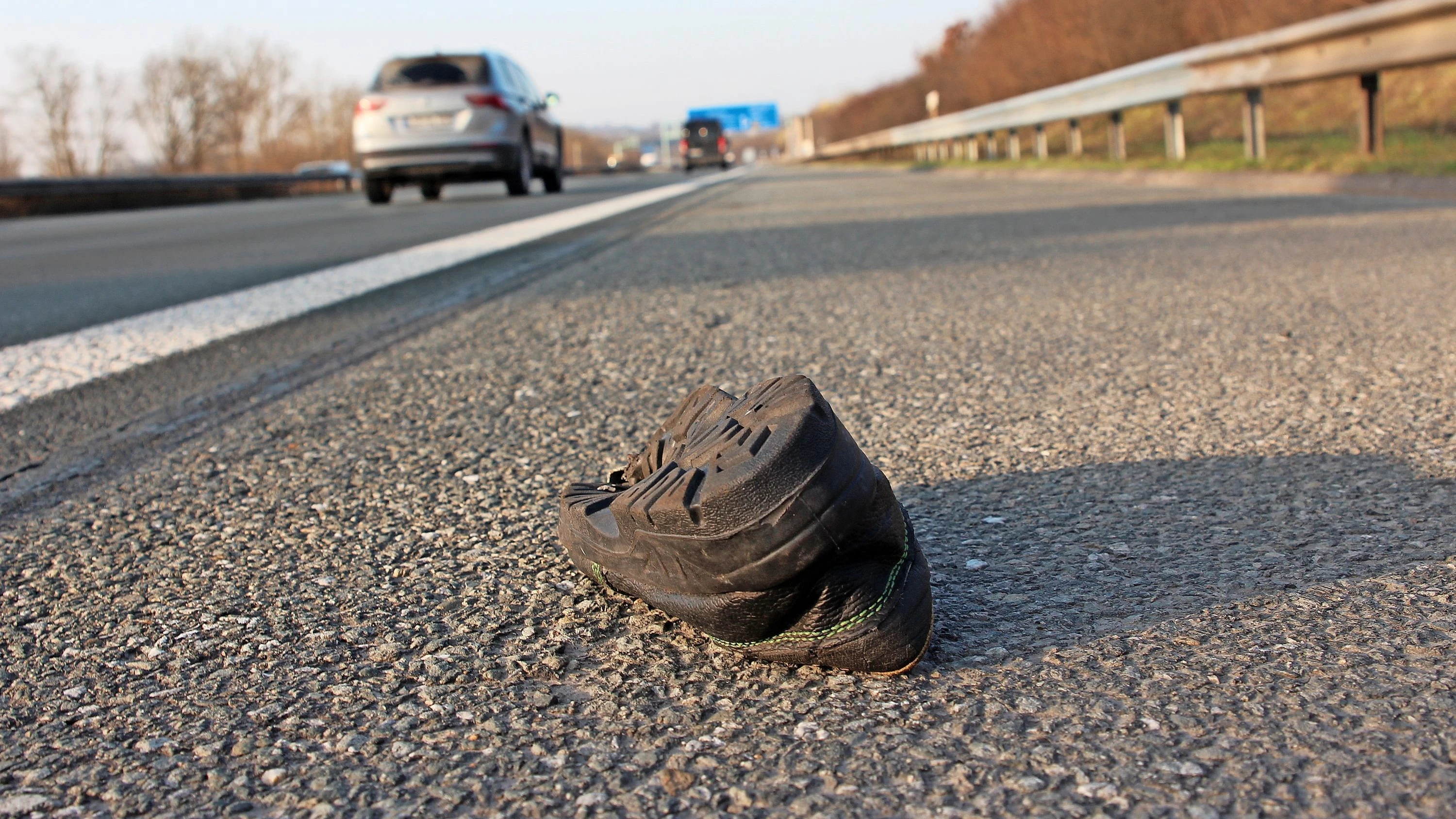Rätselhafte Funde: Welche Geschichten verlorene Schuhe auf der Autobahn erzählen