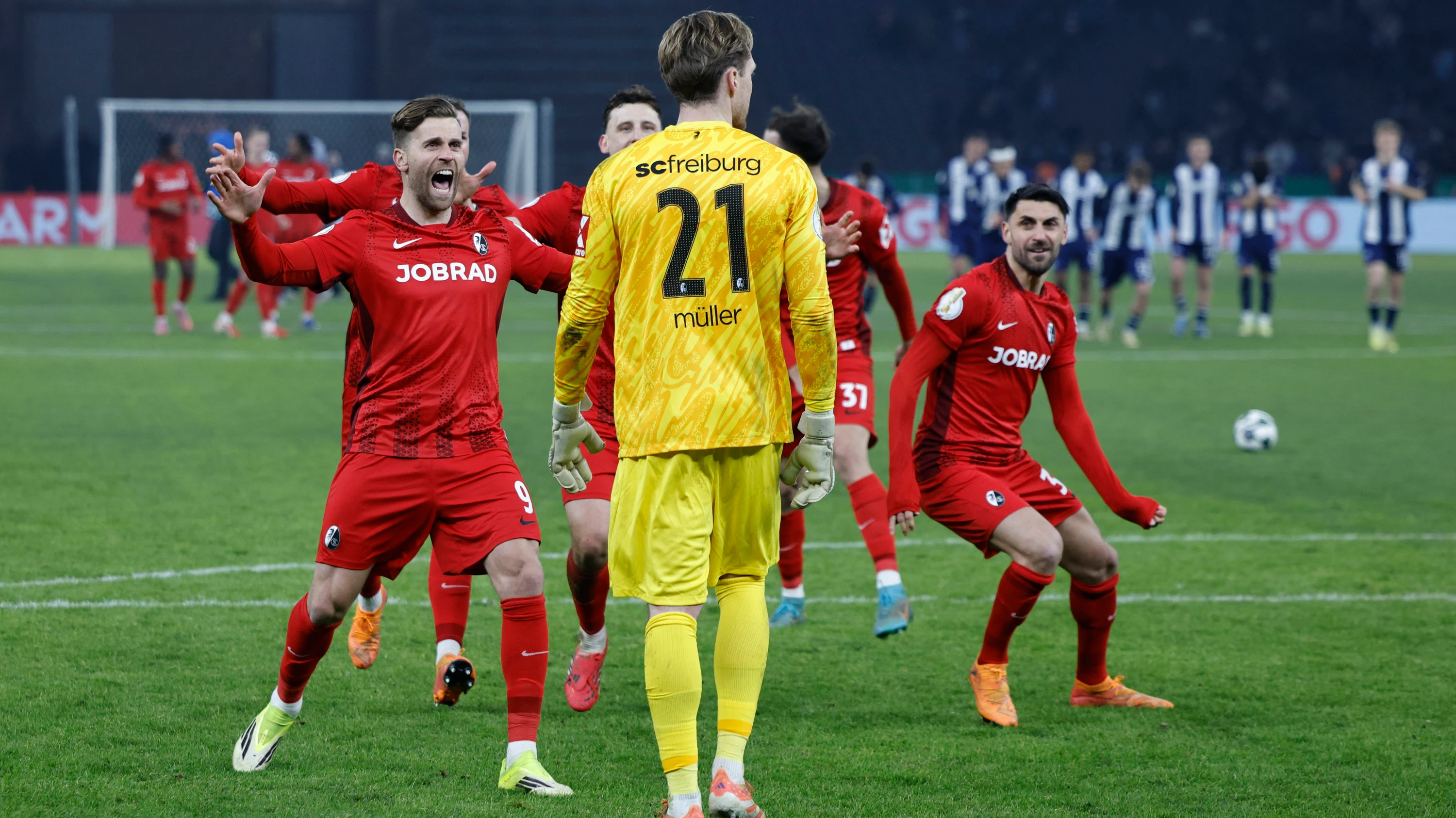 „Extrem stolz auf mich“: Ein Ersatztorwart wird zum Elfmeterhelden