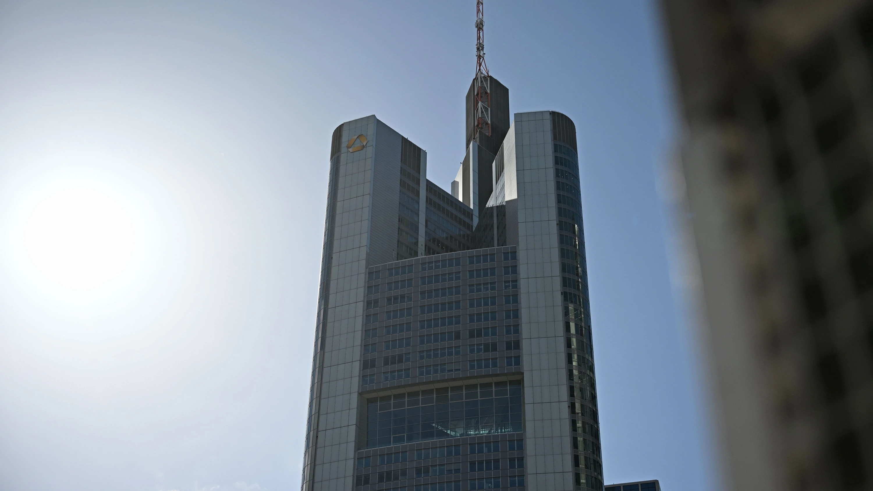 Im Commerzbank-Turm hat bald wohl ein anderer Eigentümer das Sagen. - dpa