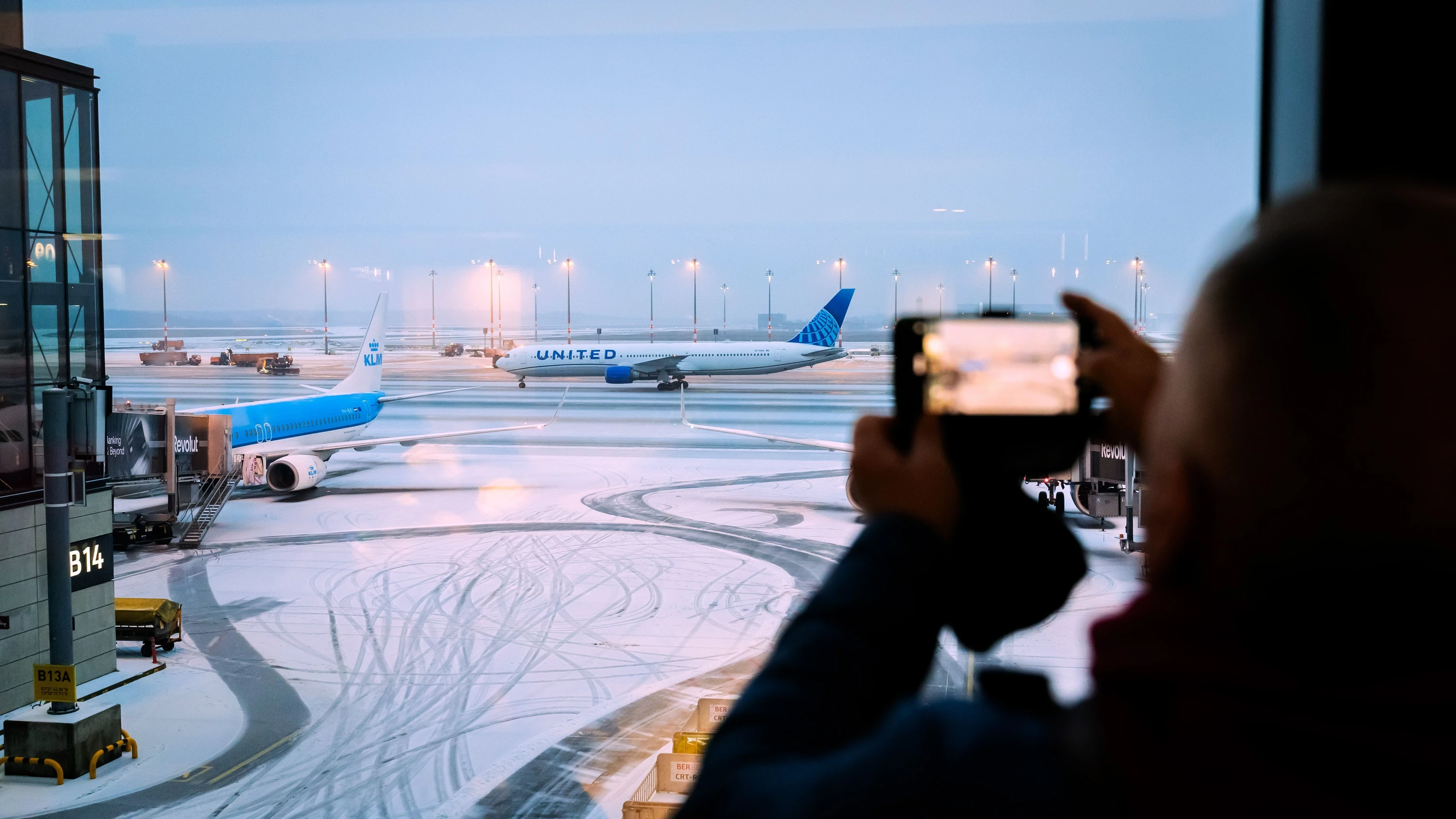 Hauptstadtflughafen: Blitzeis und Eisregen machen Betrieb am BER weiter unmöglich
