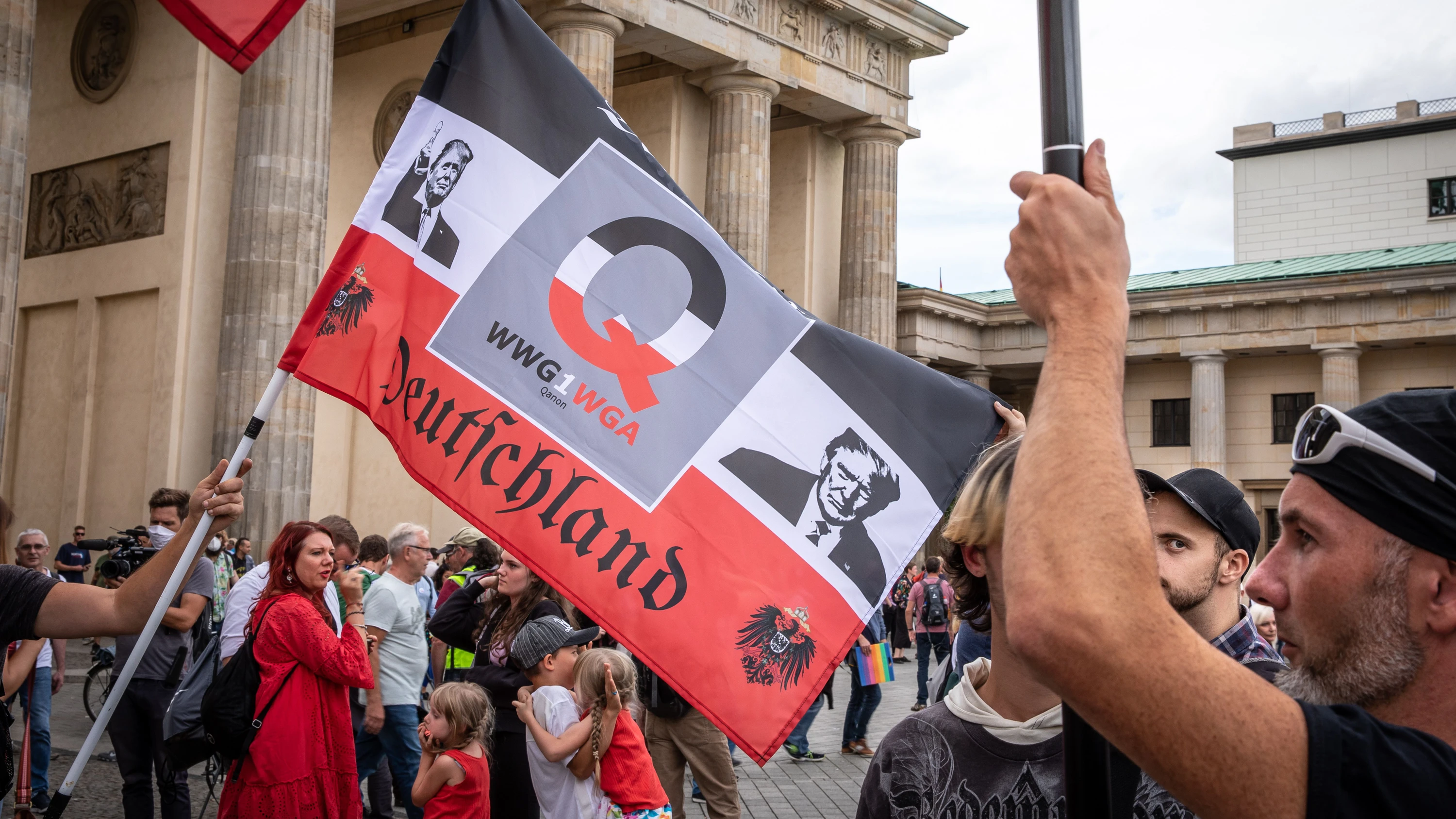 Nach dem Fall Epstein: Ist QAnon tot? Oder gefährlicher denn je?