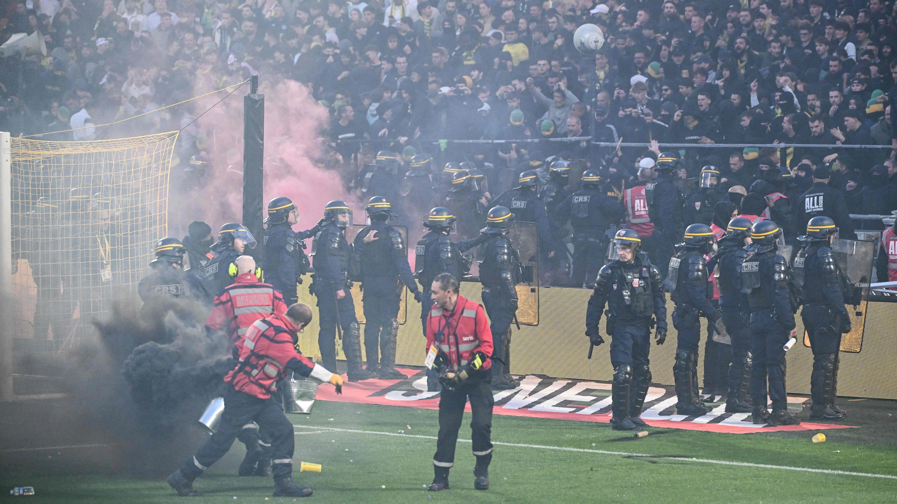 Auf dem Spielfeld kam es in Nantes nach Ausschreitungen zu chaotischen Szenen. - AFP