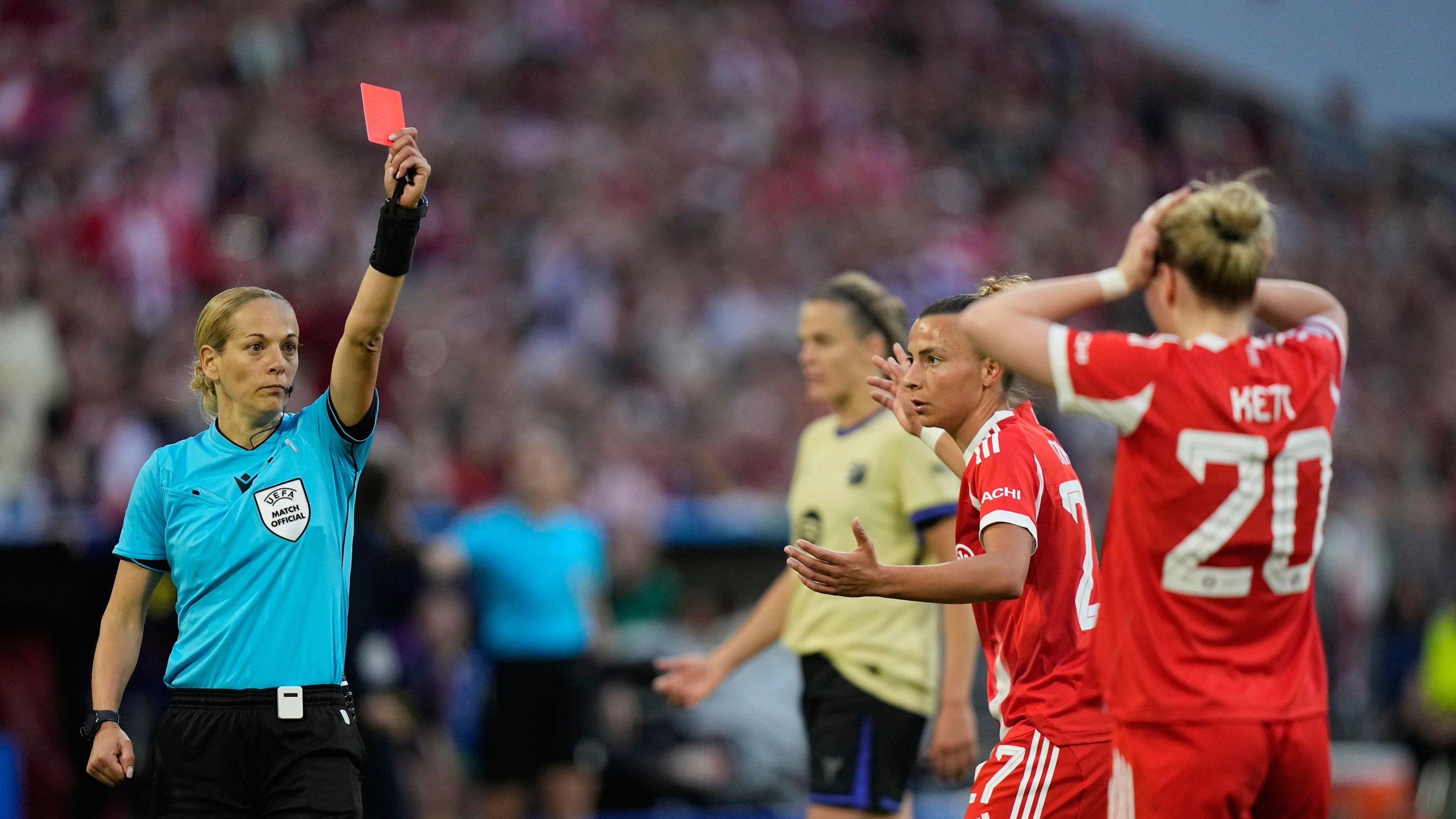 Bild: Bayern-Frauen gegen Barca: Rot an den Haaren herbeigezogen