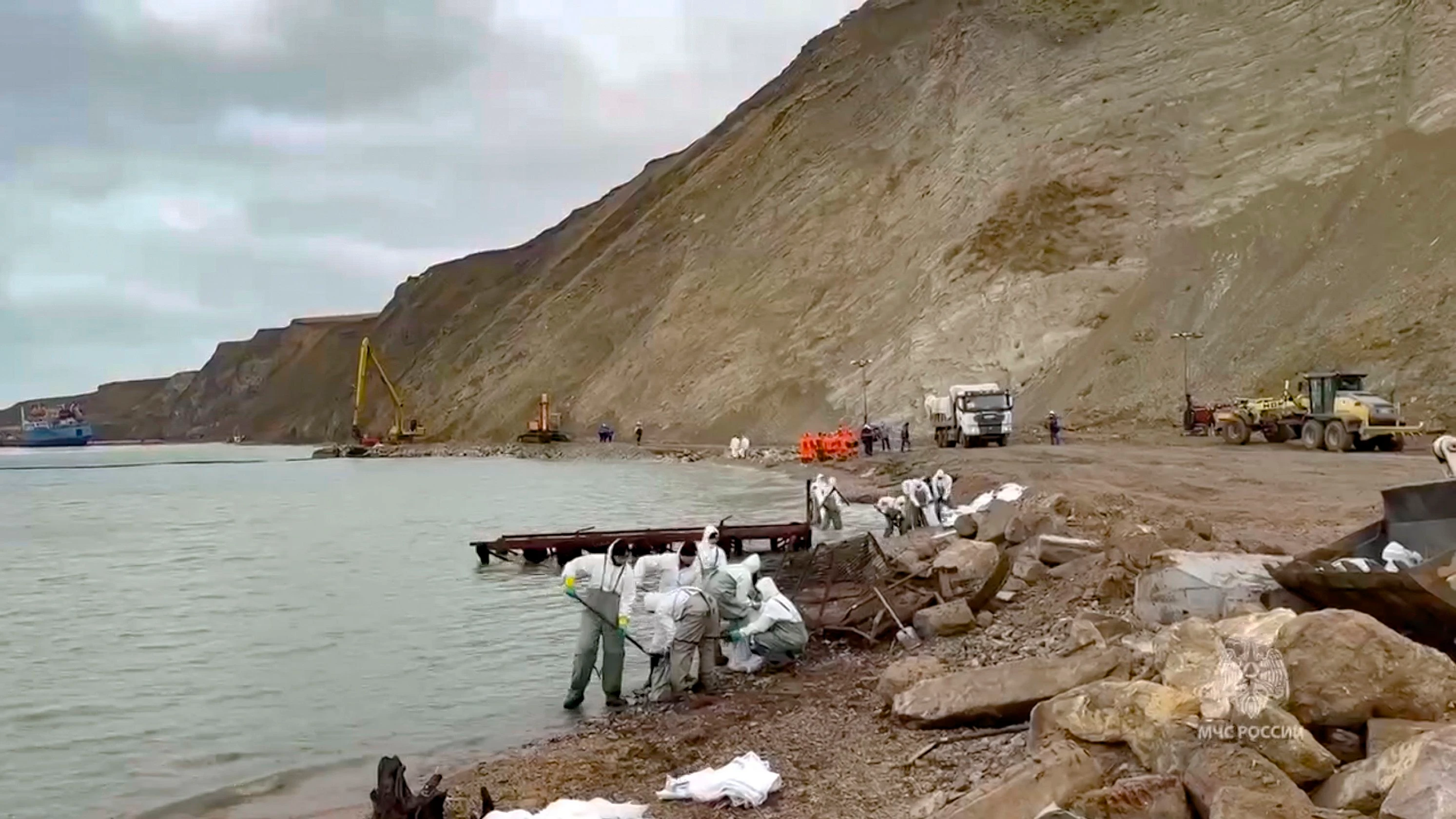 Hier gab es schon einmal Probleme: Ein Foto aus dem Januar 2025 zeigt Aufräumarbeiten bei Anapa - dpa
