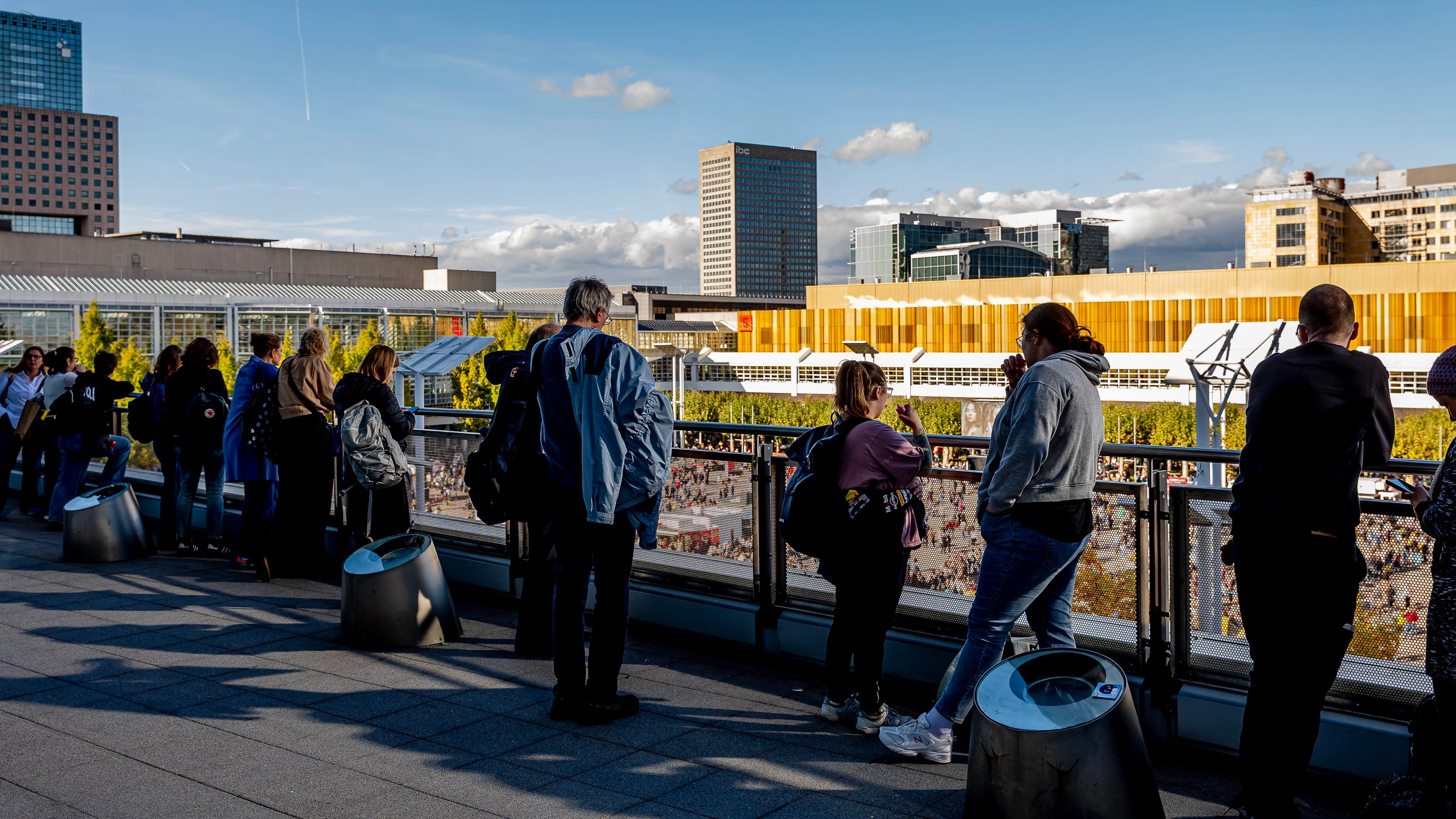 Blick vom Balkon der Halle 3 auf das Frankfurter Messegelände. Der Buchmesse fehlt im Oktober Halle 6 auf der gegenüberliegenden Platzseite rechts. - Michael Braunschädel