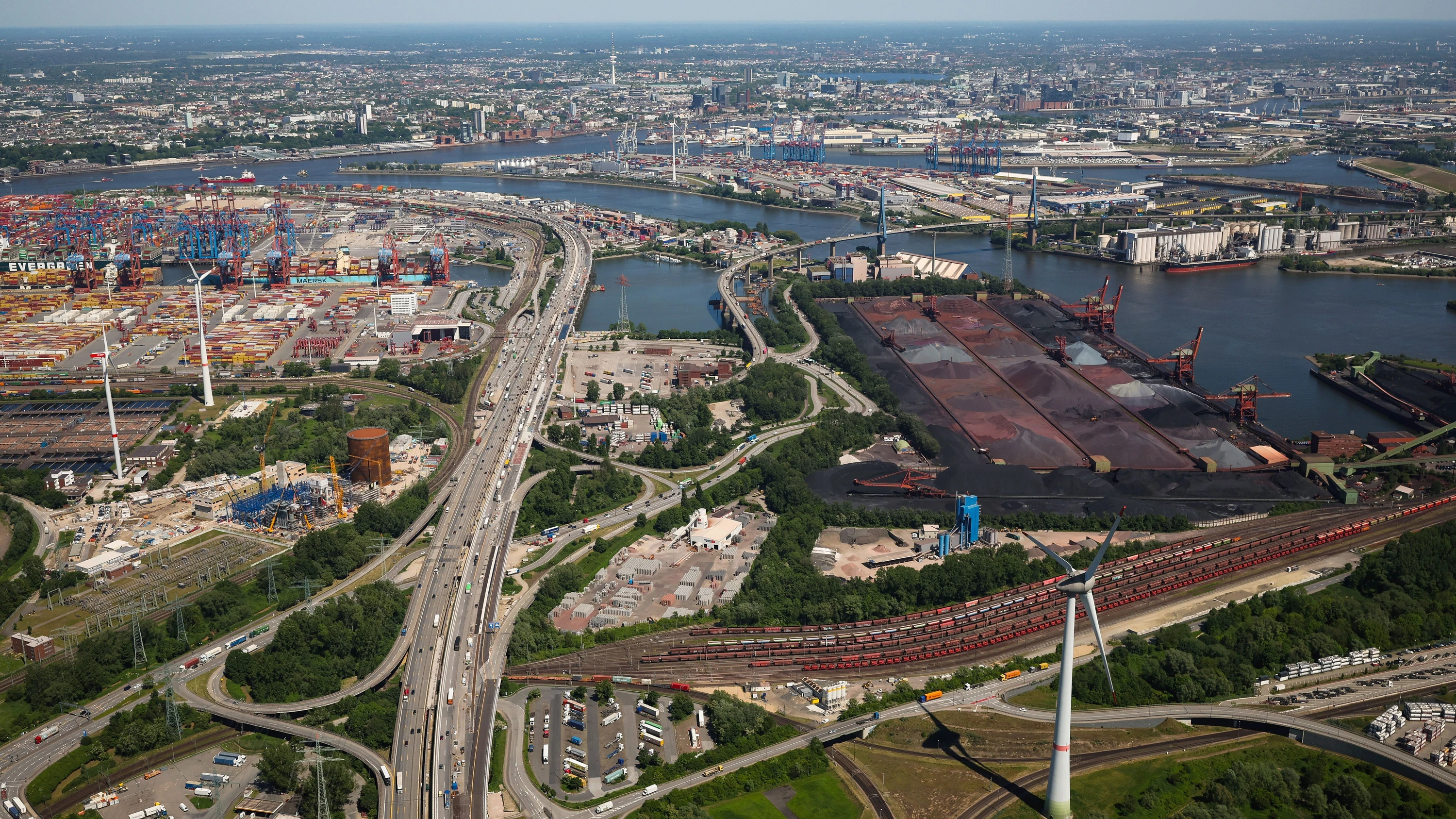 Komplexes Gewirr: Im Hafen Hamburg werden die Herausforderungen an die Drohnenabwehr sichtbar. - dpa