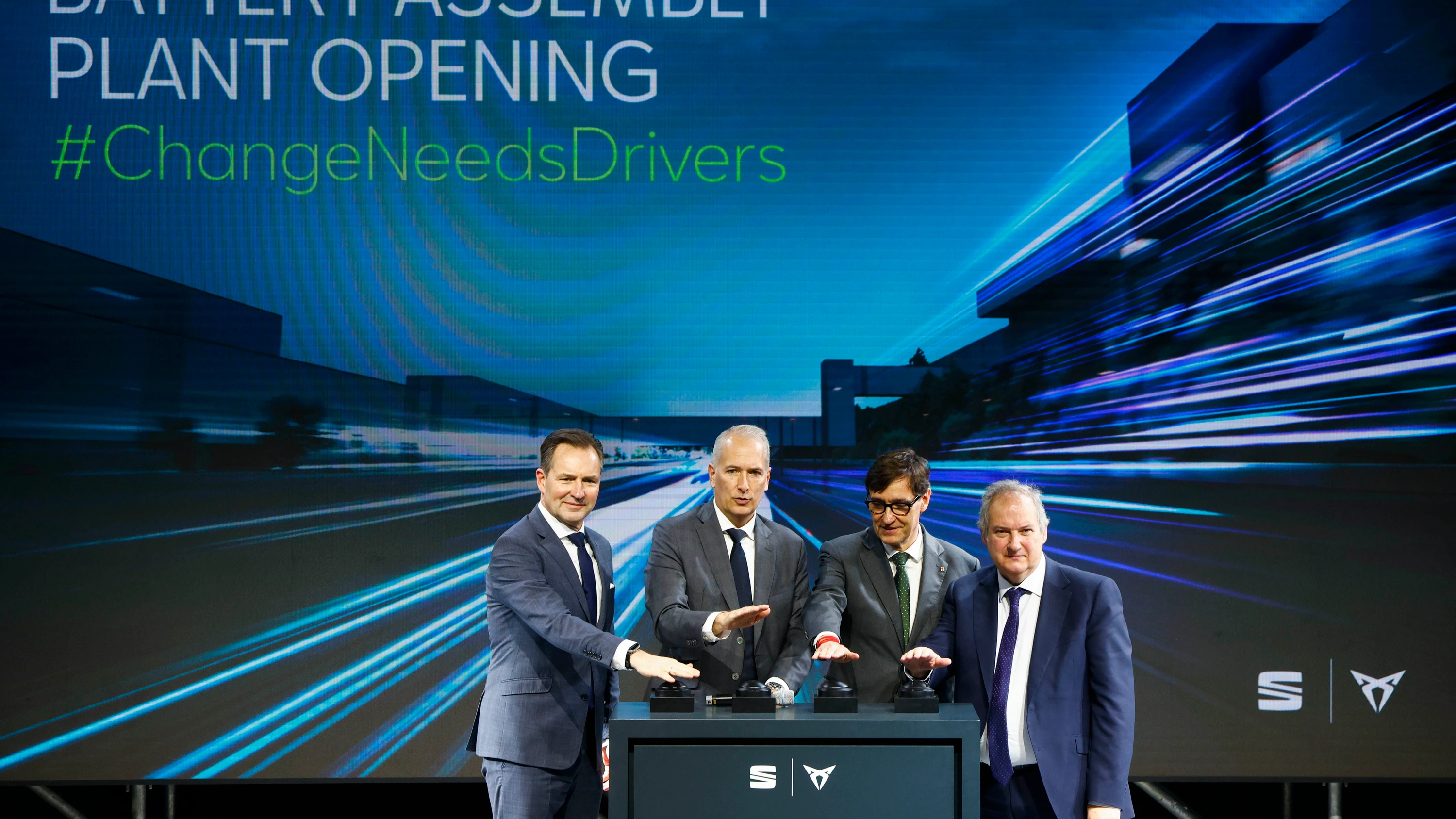 VW legt in Spanien los: Konzernmanager Thomas Schäfer (links) mit dem Verantwortlichen für Seat und Cupra, Markus Haupt (zweiter von links), und spanischen Politikern in Martorell - EPA