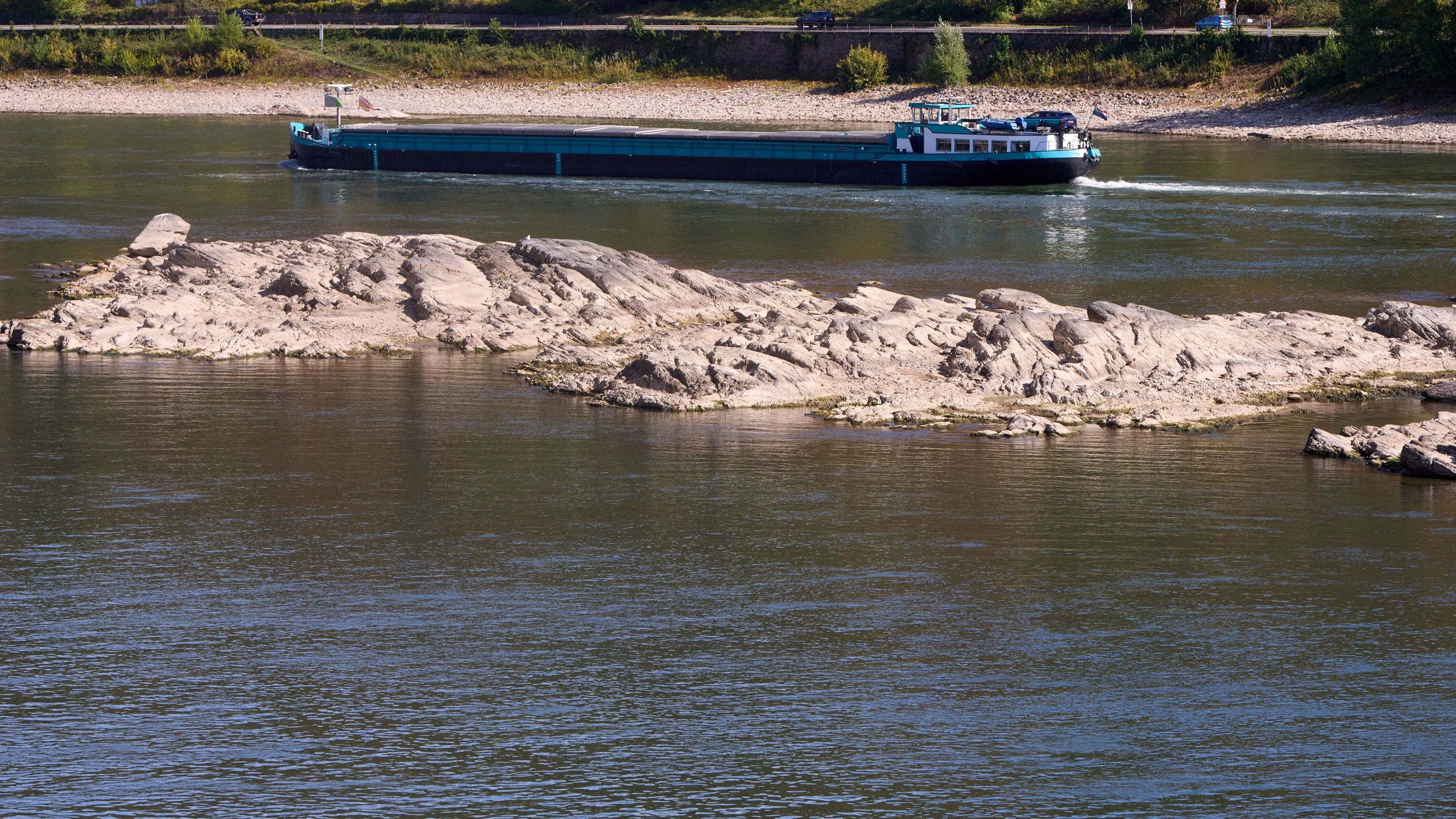 Trockenheit bremst Schiffe: Rhein-Pegel erreicht Rekordtief Trockenheit bremst Schiffe: Rhein-Pegel erreicht Rekordtief