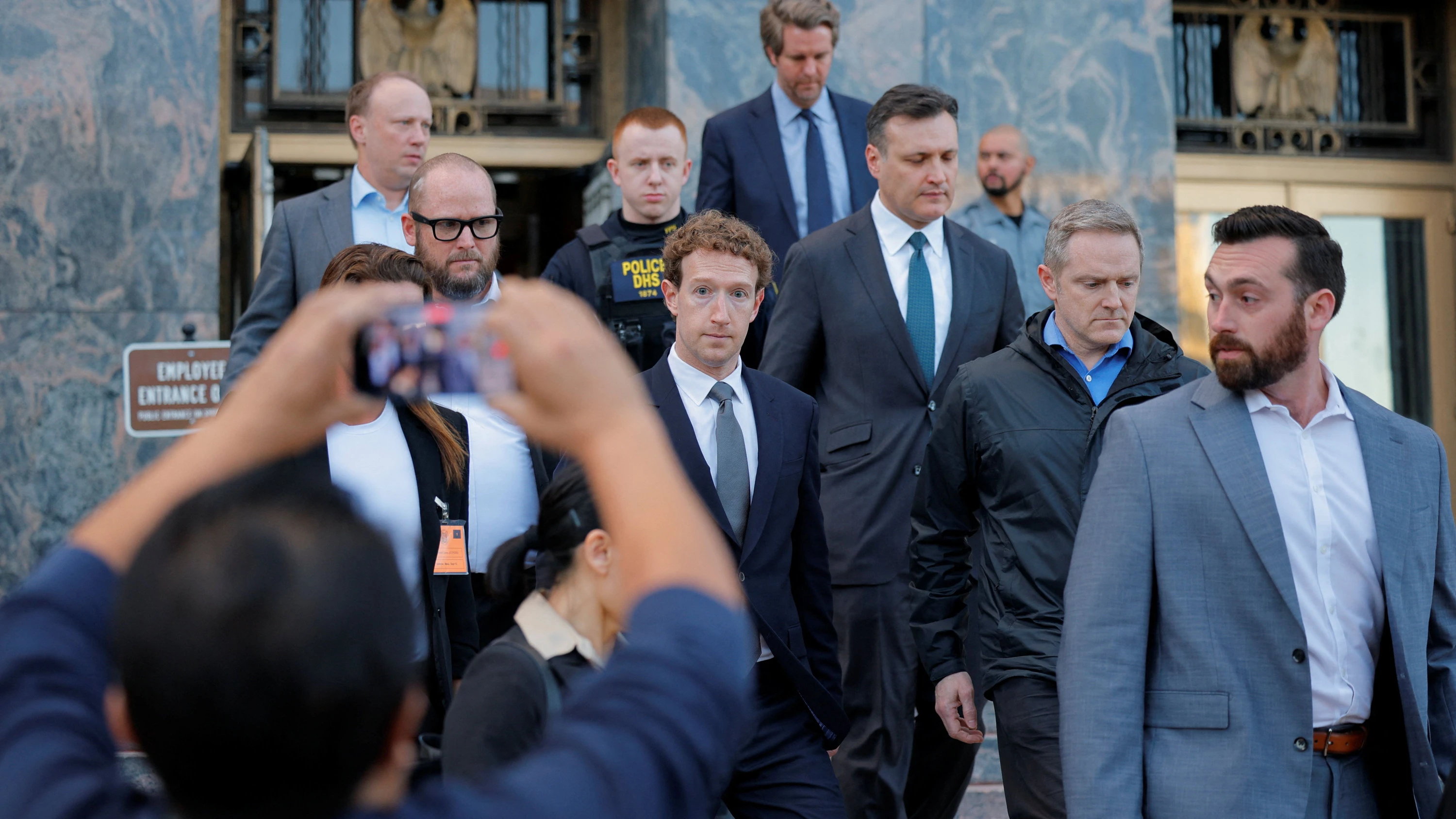 Suchtgefahren: Meta-Chef Mark Zuckerberg nach seiner Zeugenaussage in einem Prozess in Los Angeles im Februar - Reuters