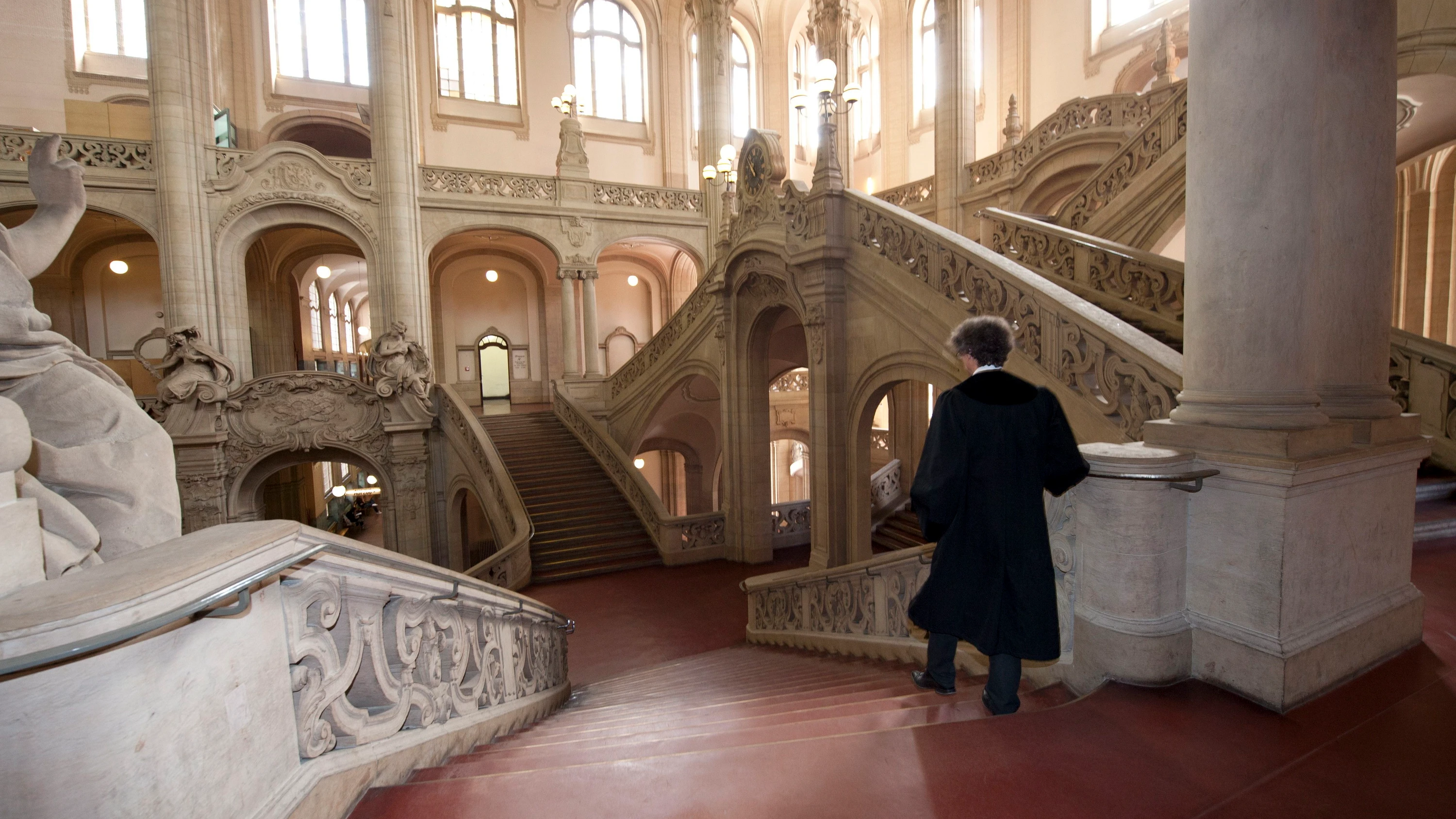 Imposante Architektur: Blick ins Treppenhaus des Amtsgerichts Tiergarten - Hans Christian Plambeck/ Laif