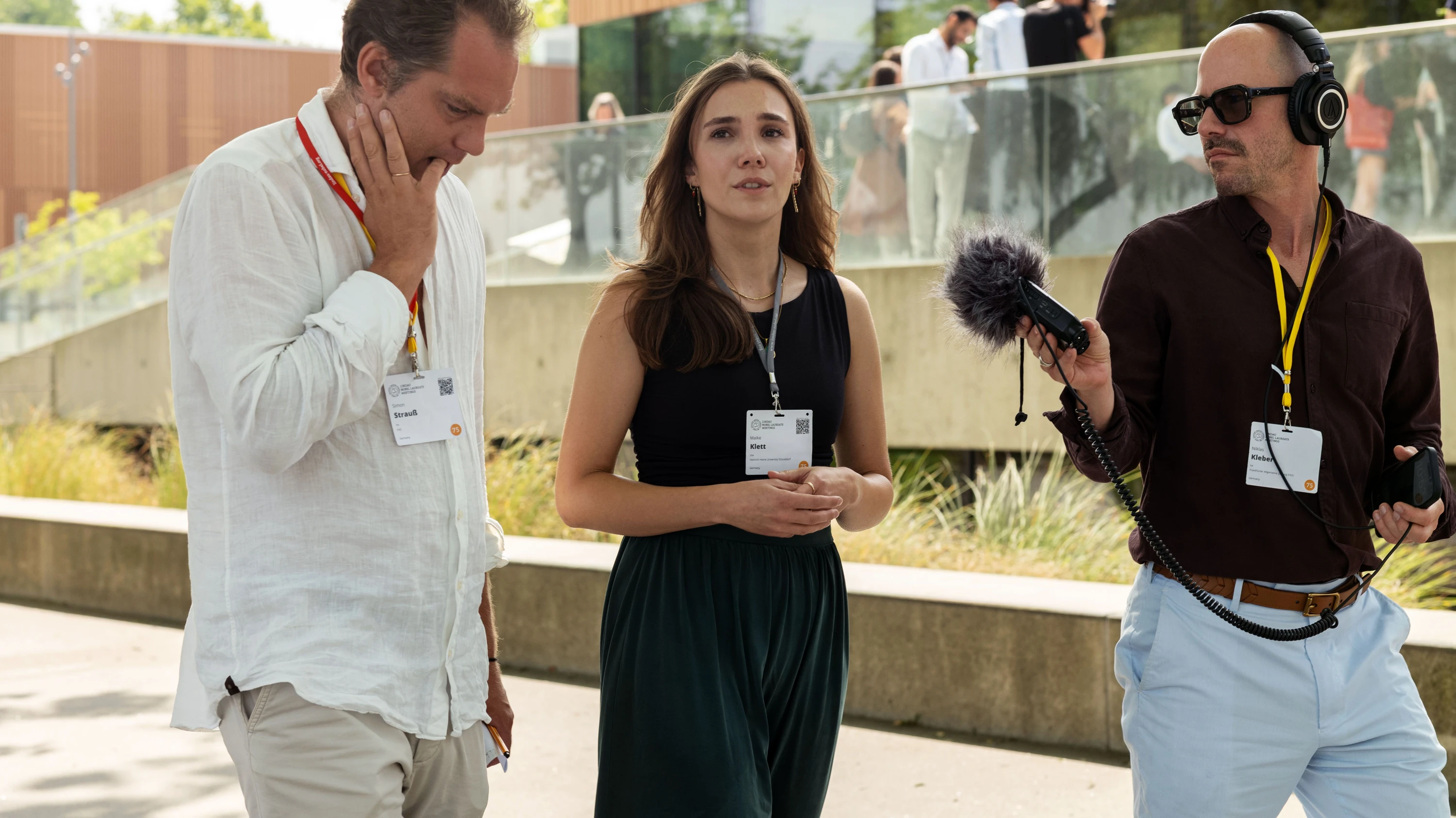 Gespräch und Spaziergang von F.A.Z.-Redakteur Simon Strauss mit der Nachwuchswissenschaftlerin Meike Klett anlässlich des 75th Lindau Nobel Laureate Meetings, dem Nobelpreisträgertreffen in Lindau am Bodensee - Frank Röth