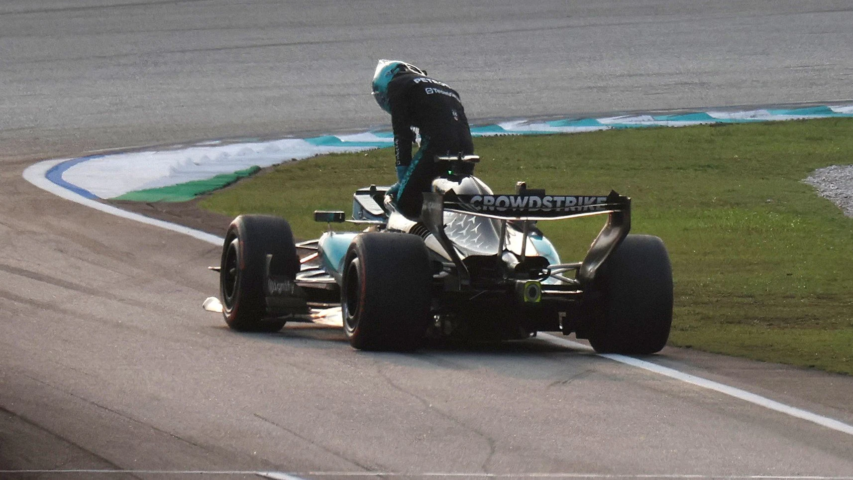 Nach einem Motorschaden: George Russell muss seinen Boliden in Sepang vorzeitig verlassen. - Reuters