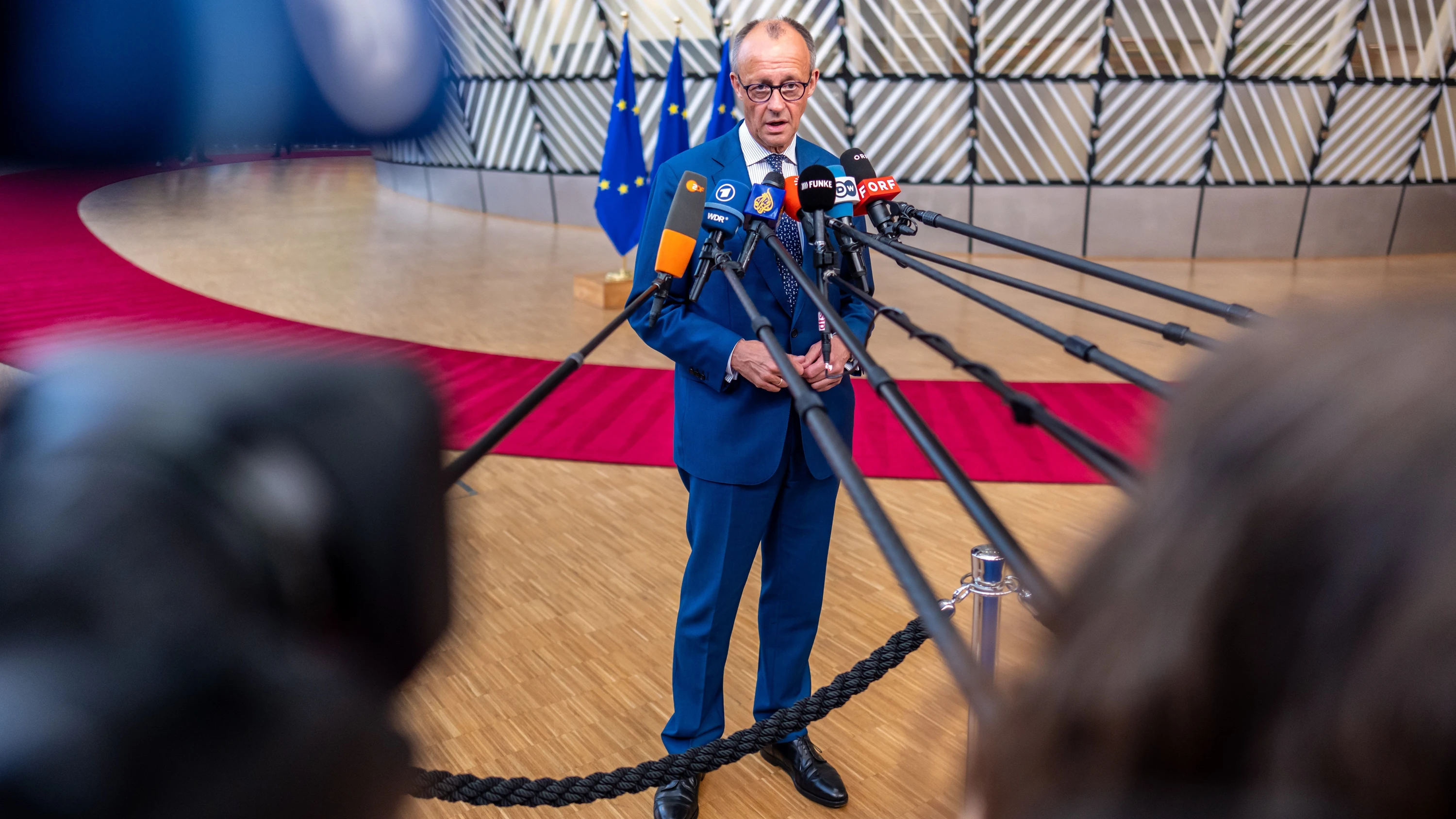 Bundeskanzler Merz bei der Ankunft zum EU-Gipfel: „Die Zahlen müssen runter.“ - dpa