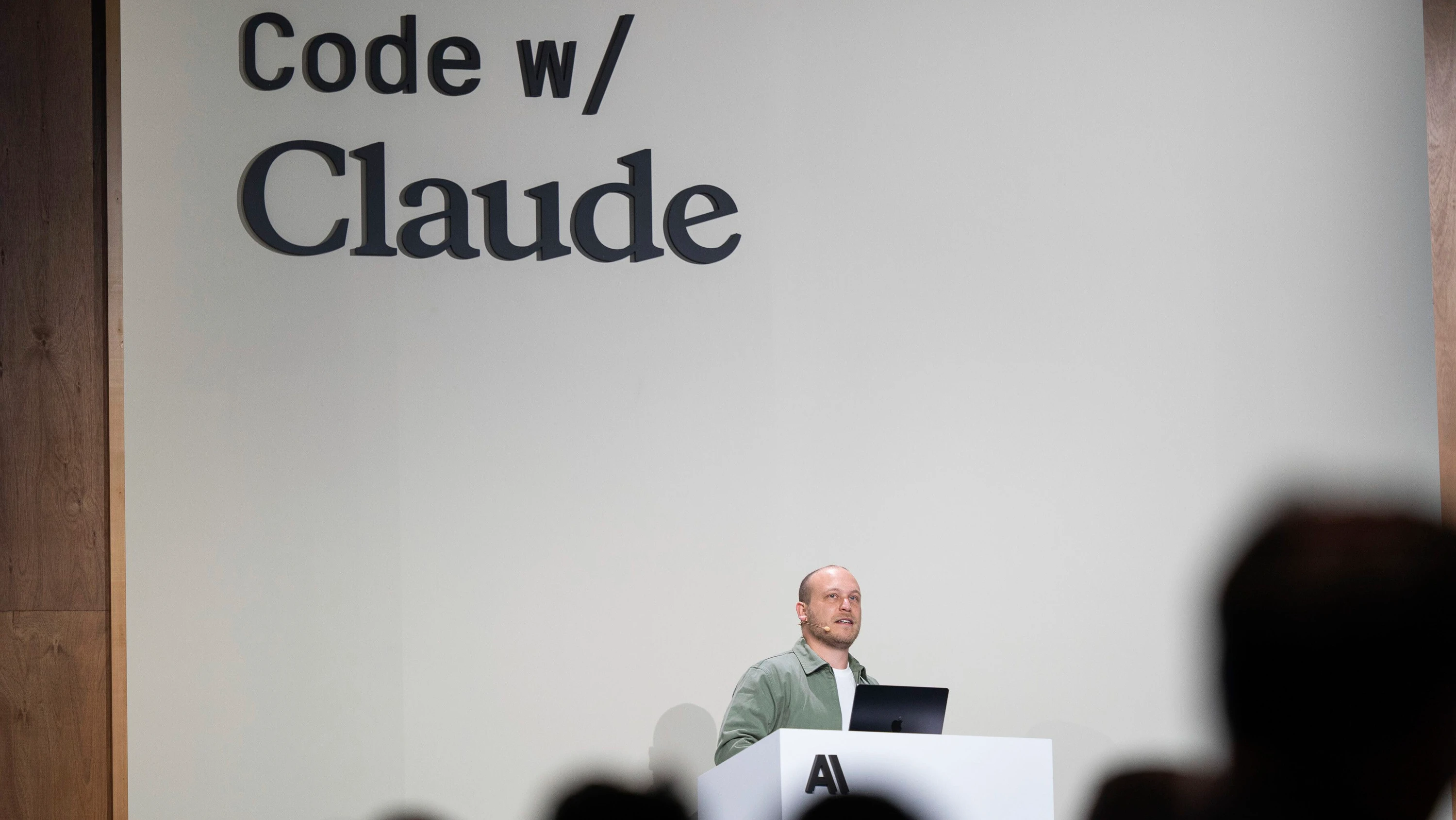 Claude in Excel: Der Analyst in der Seitenleiste Claude arbeitet als Add-in in der geöffneten Excel-Mappe und übernimmt dort fast alle lästigen Routinearbeiten. In 20 Beispielprompts zeigen wir die hilfreichsten Einsatzgebiete für die tägliche Arbeit in Excel.