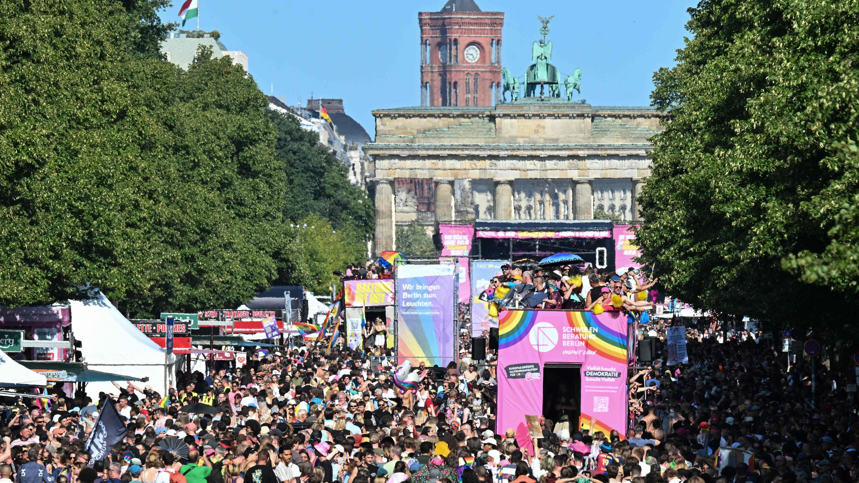 Zeichen für Demokratie und Vielfalt: Hunderttausende beim Christopher Street Day in Berlin Zeichen für Demokratie und Vielfalt: Hunderttausende beim Christopher Street Day in Berlin