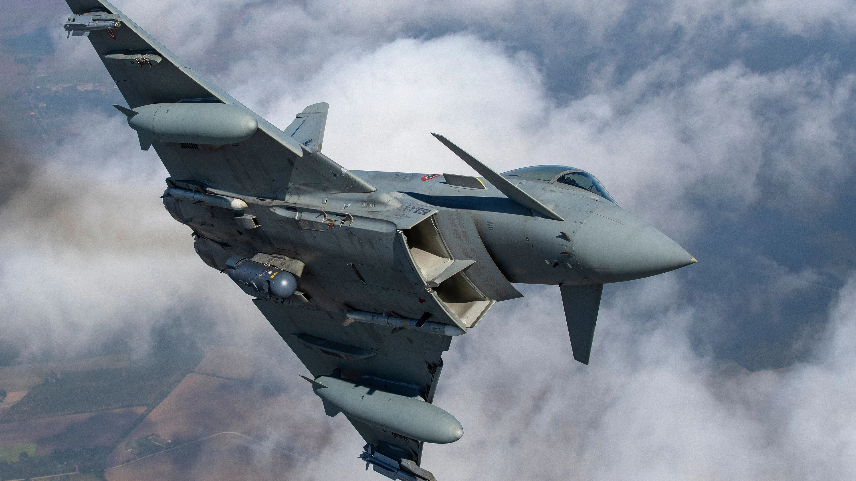 2023 nimmt über Litauen ein Kampfflugzeug der italienischen Luftwaffe an einer NATO-Mission teil. - Mindaugas Kulbis/AP/dpa