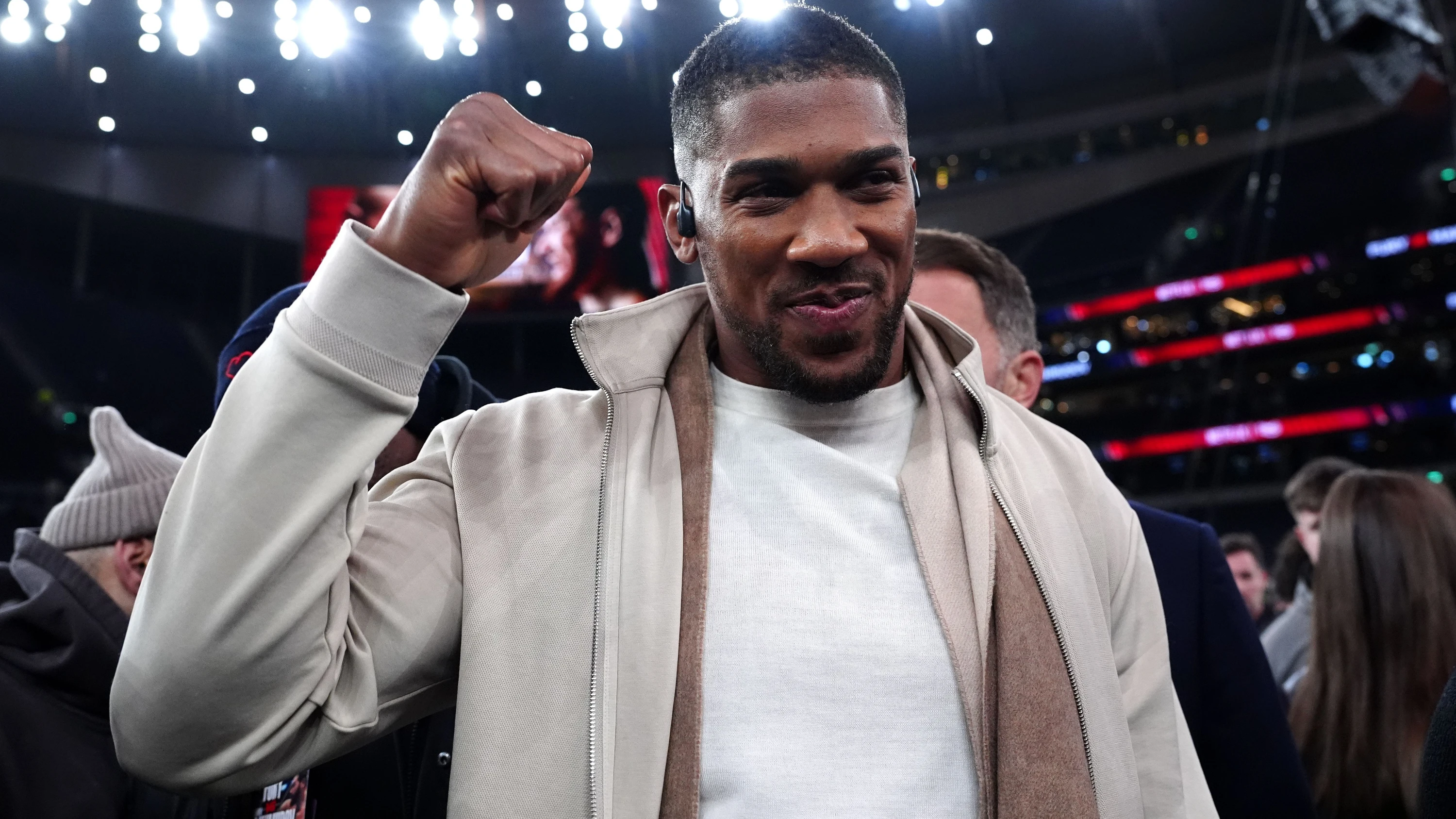 Nach schwerem Unfall: Box-Weltmeister Joshua gibt Comeback