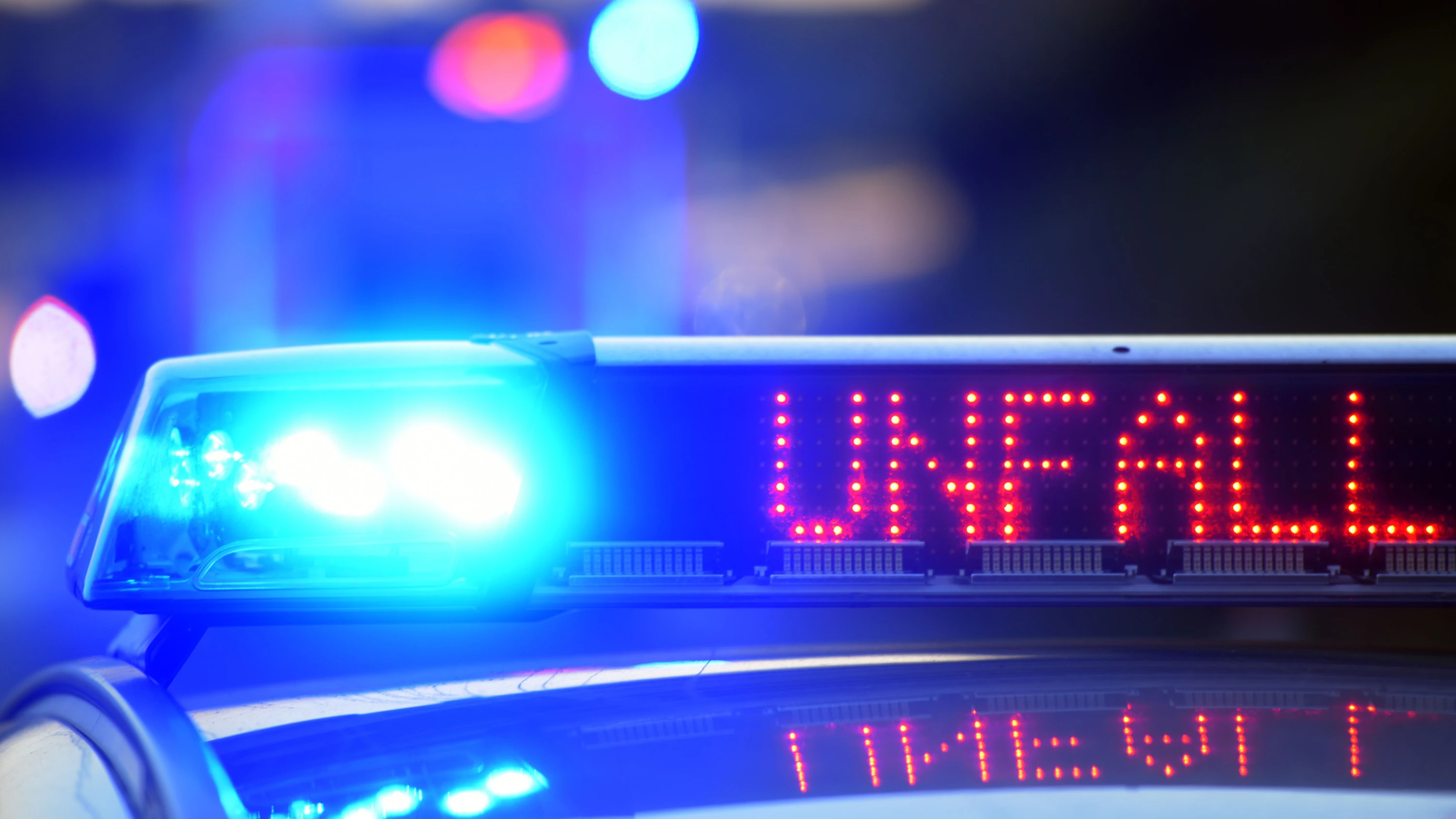 A45 bei Altenstadt: Lkw überschlägt sich und stürzt die Böschung hinab – Fahrer stirbt