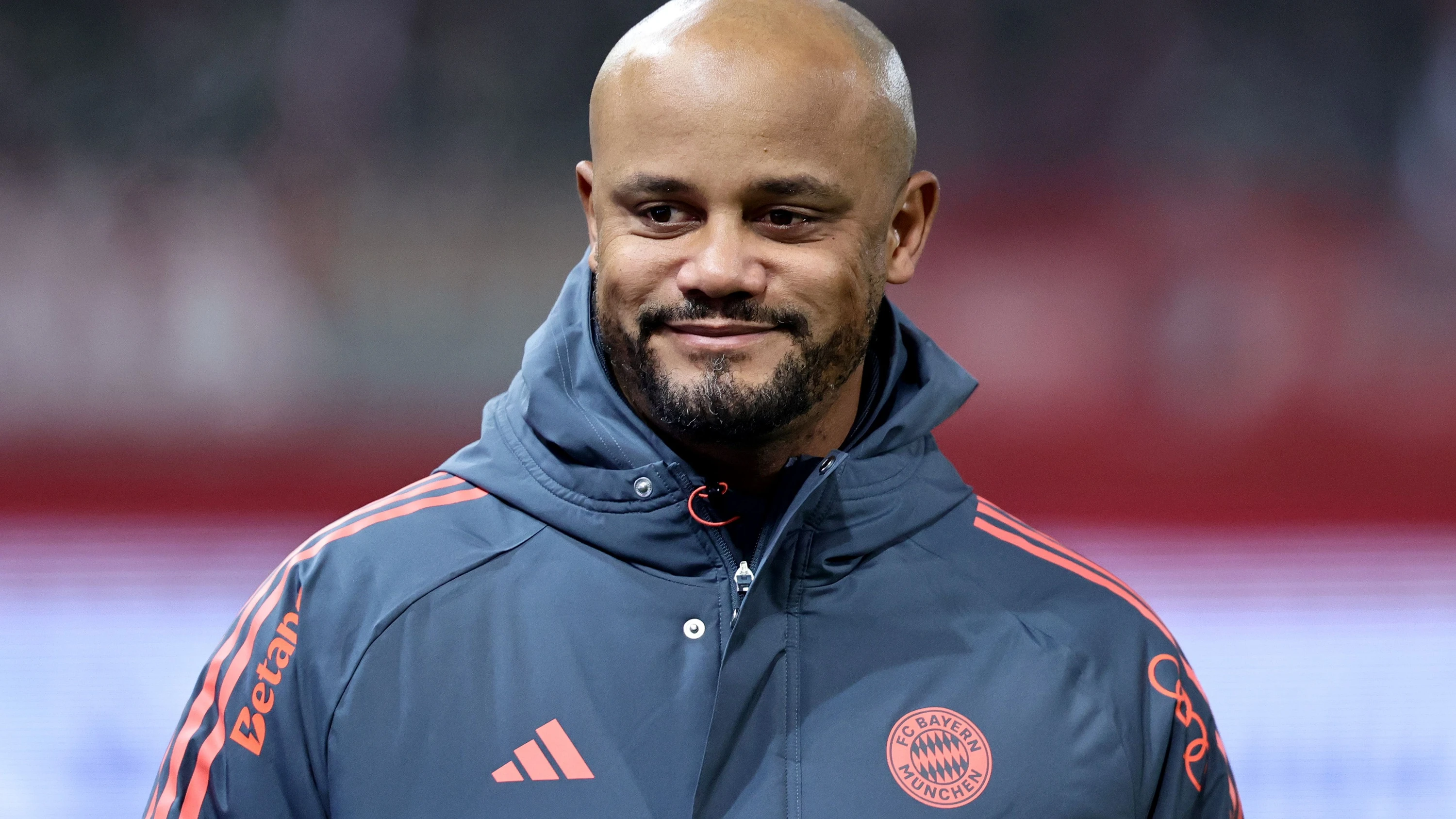 Fußball-Transferticker: FC Bayern verpflichtet 18-Jährigen aus Gambia für Profi-Kader Fußball-Transferticker: FC Bayern verpflichtet 18-Jährigen aus Gambia für Profi-Kader