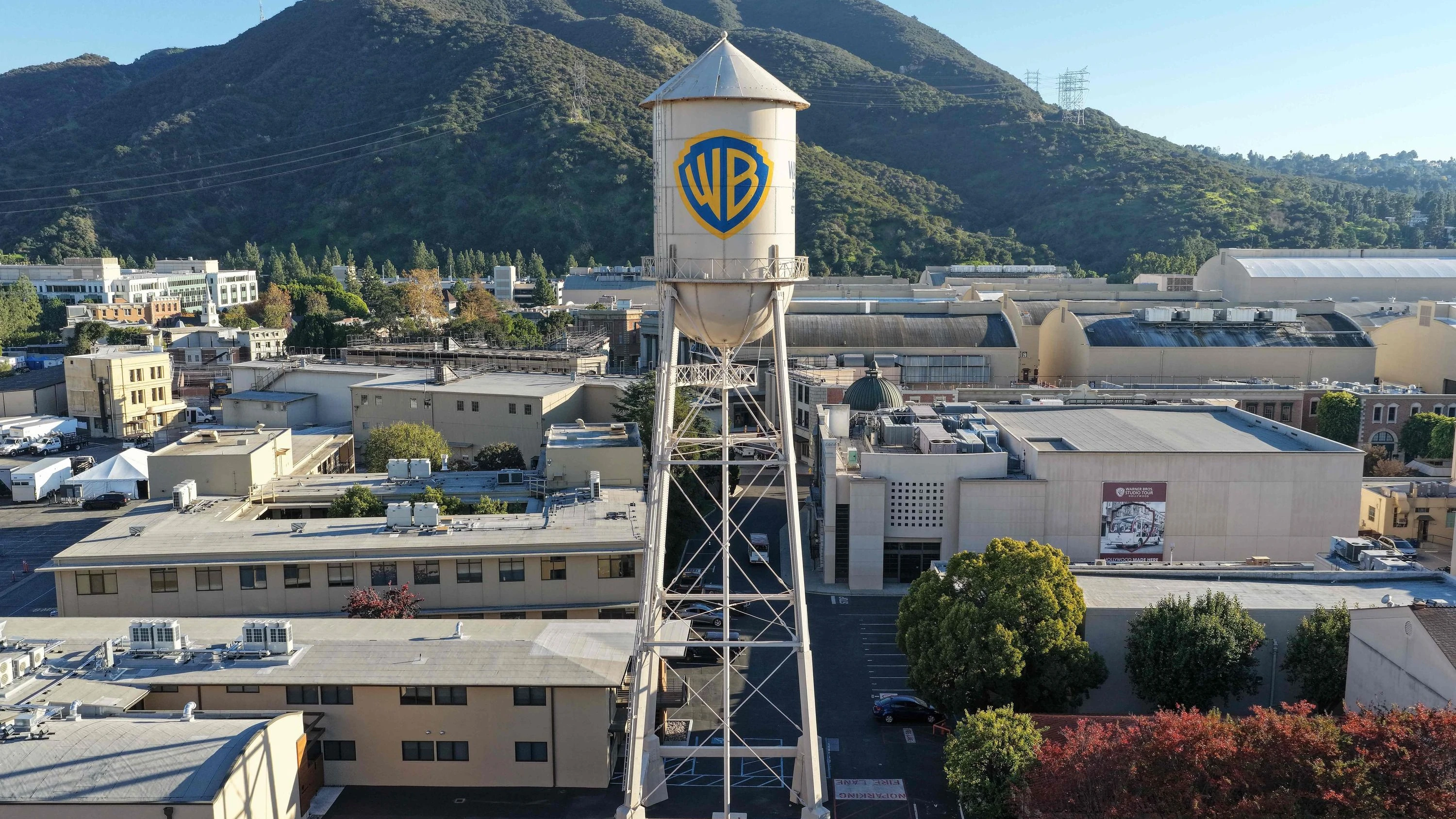 Übernahmen von Warner Bros.: Der Kampf um die Studios ist entbrannt Übernahmen von Warner Bros.: Der Kampf um die Studios ist entbrannt