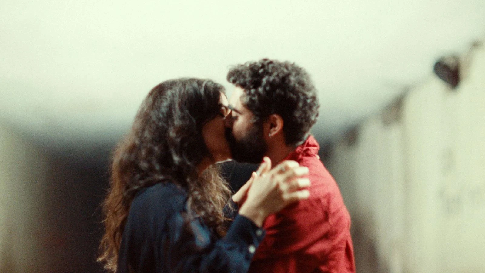 Mounia Akl und Hassan Akil in dem Film „A Sad And Beautiful World“ - Neue Visionen Filmverleih
