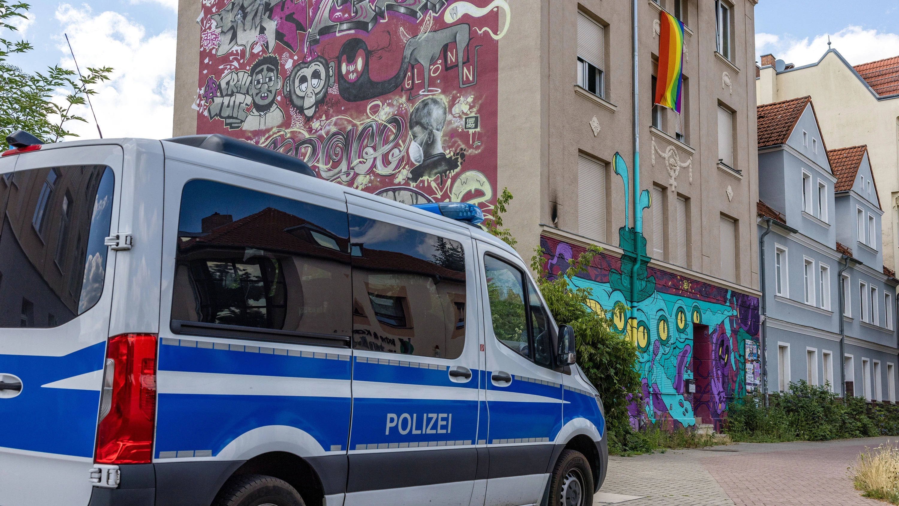 Ein Polizeiwagen am Donnerstag vor dem alternativen Wohnprojekt „Zelle 79“ in Cottbus - dpa