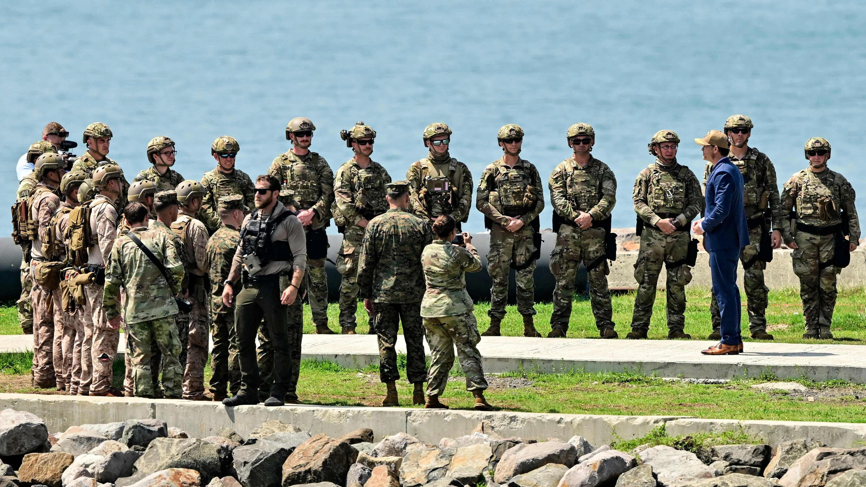 Besuch bei der Militärübung „Panamax 2026“: US-Verteidigungsminister Pete Hegseth mit Soldaten am vergangenen Donnerstag in Panama-Stadt - AFP
