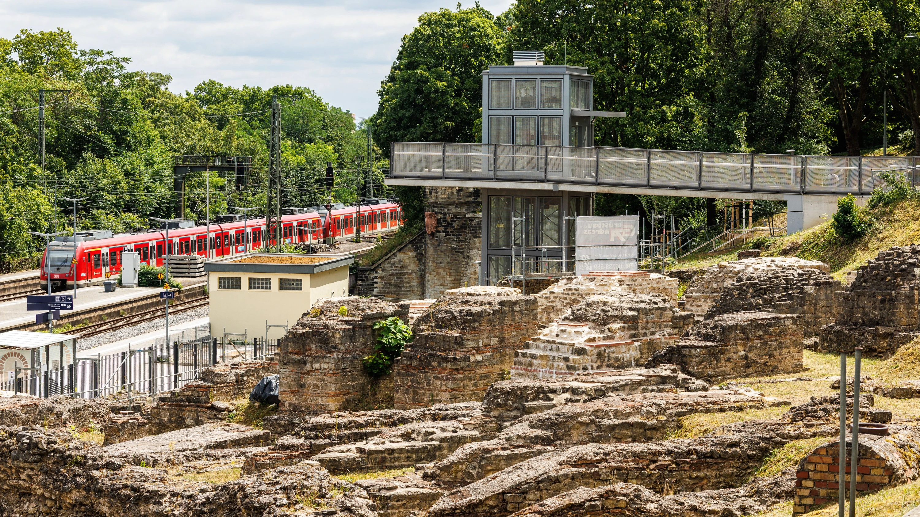Barrierefreien Zugang zum Bahnhof und Rundumblick auf die antike Grabungsstätte: Beides bietet der neue Glasaufzug am Römischen Theater. - Lando Hass