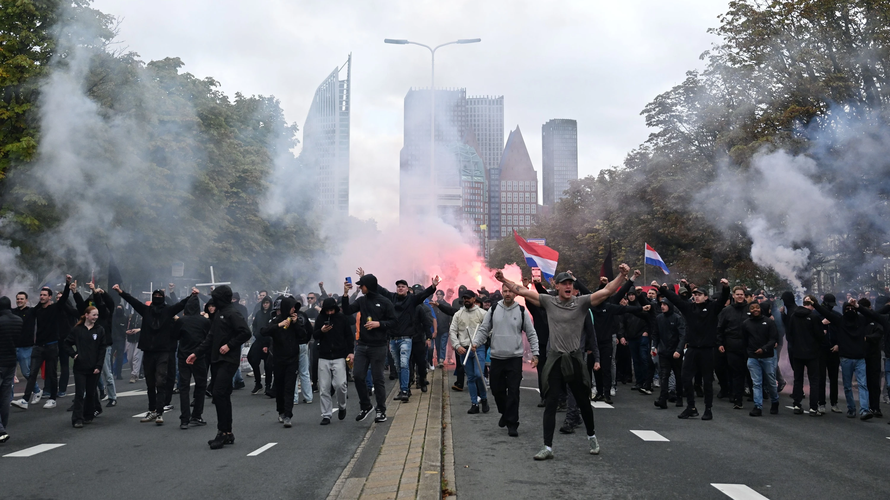 Protest in Den Haag eskaliert: Rechtsextreme greifen Polizei mit Feuerwerk an