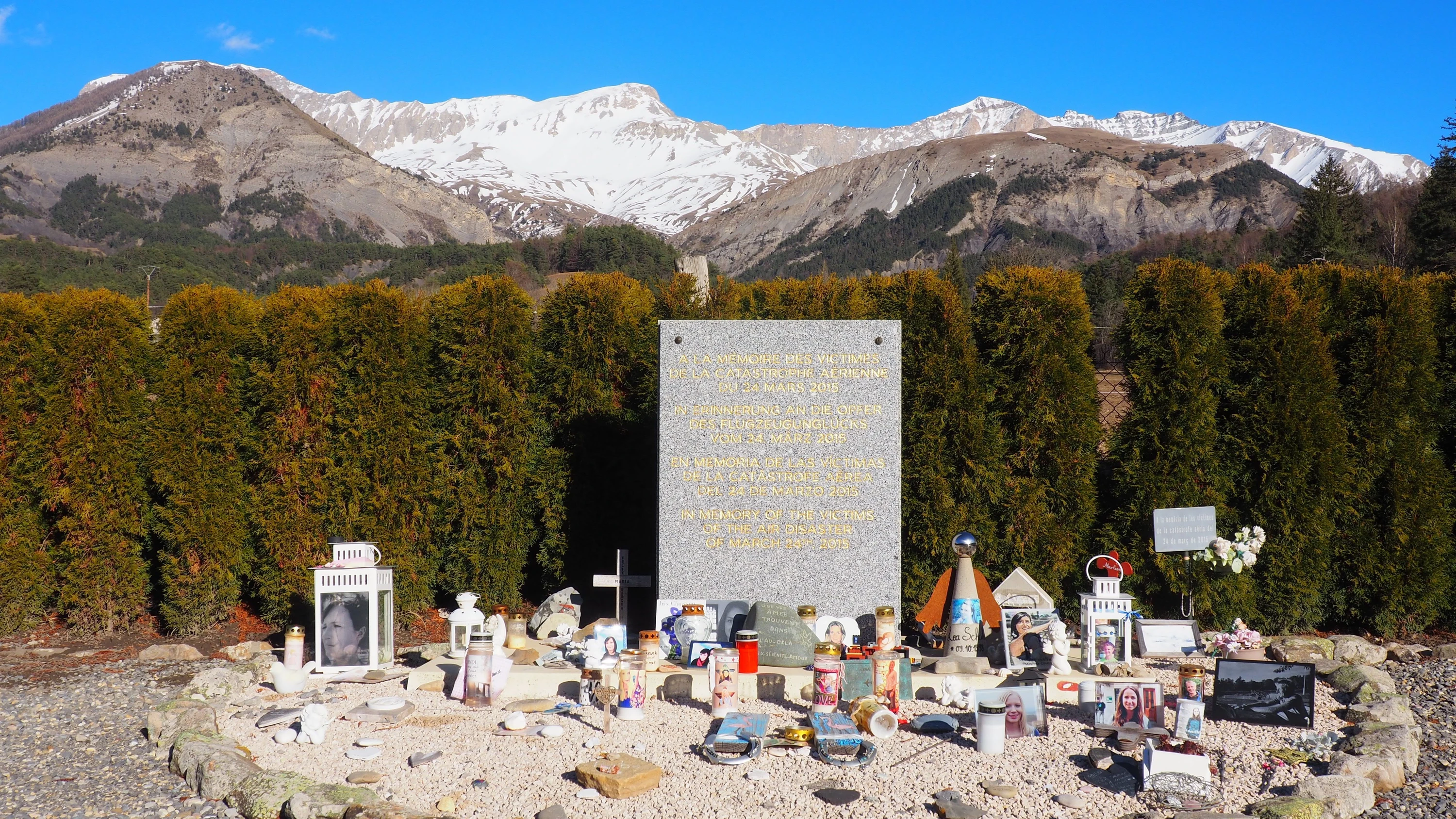 Bei Le Vernet: Eine Gedenktafel mit Inschriften in vier Sprachen erinnert an den Flugzeugabsturz der Germanwings-Maschine in den französischen Alpen. - dpa