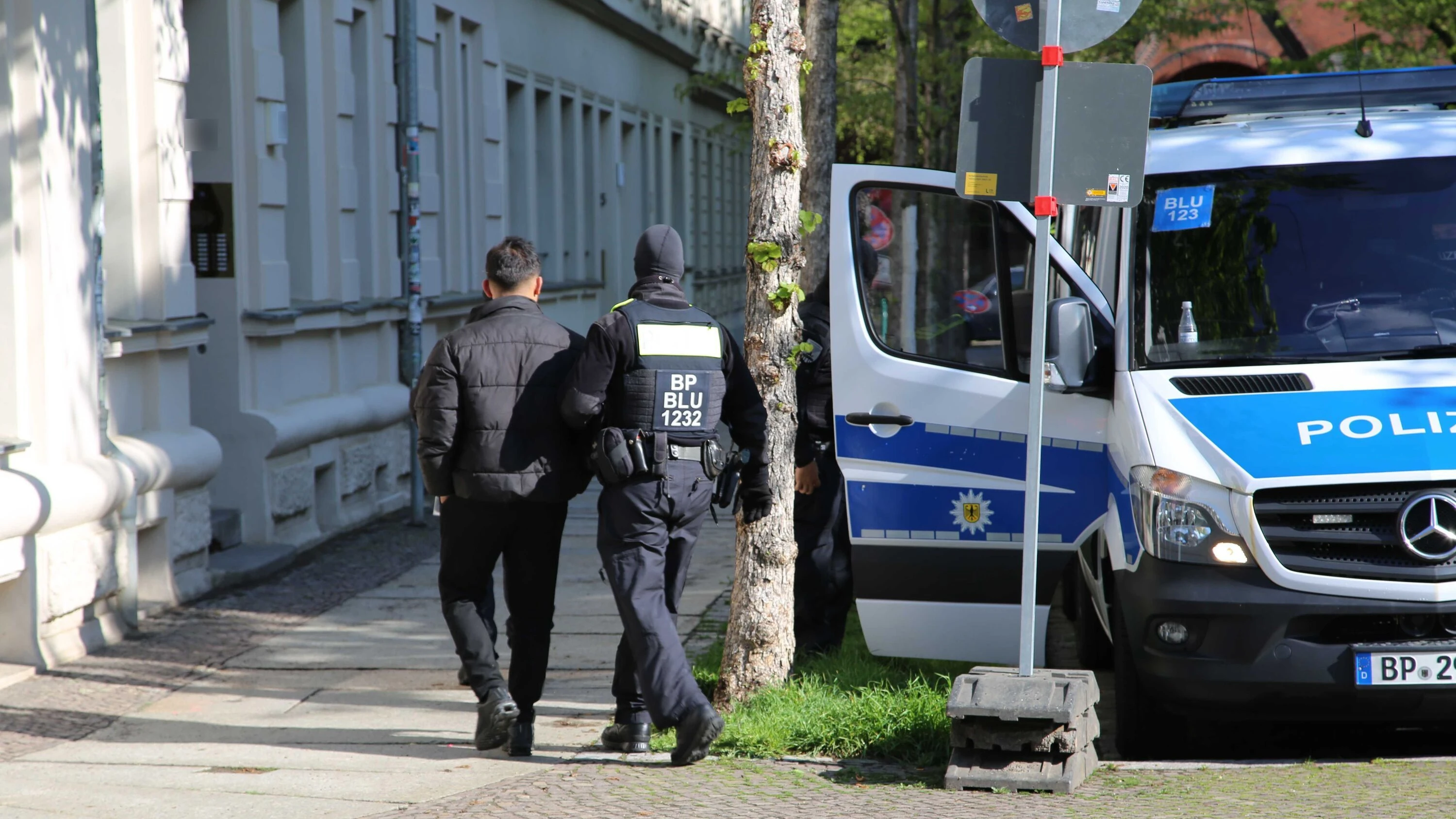 Schleusung von Syrern: Falsche Identitäten, aber mit echten Ausweisen