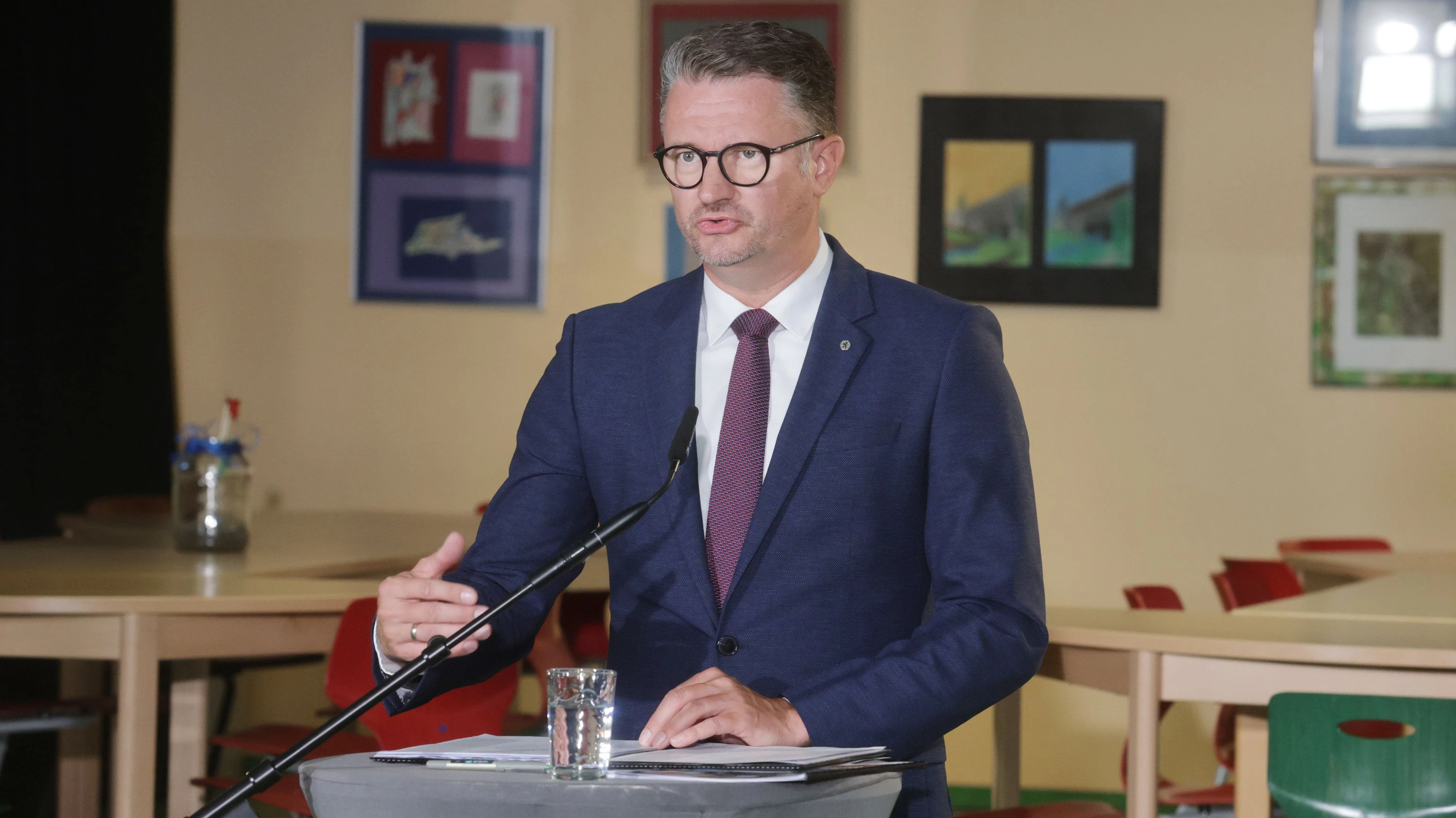 Vorstoß aus Thüringen: Künftig soll der Hitlergruß auch an Schulen strafbar sein Vorstoß aus Thüringen: Künftig soll der Hitlergruß auch an Schulen strafbar sein