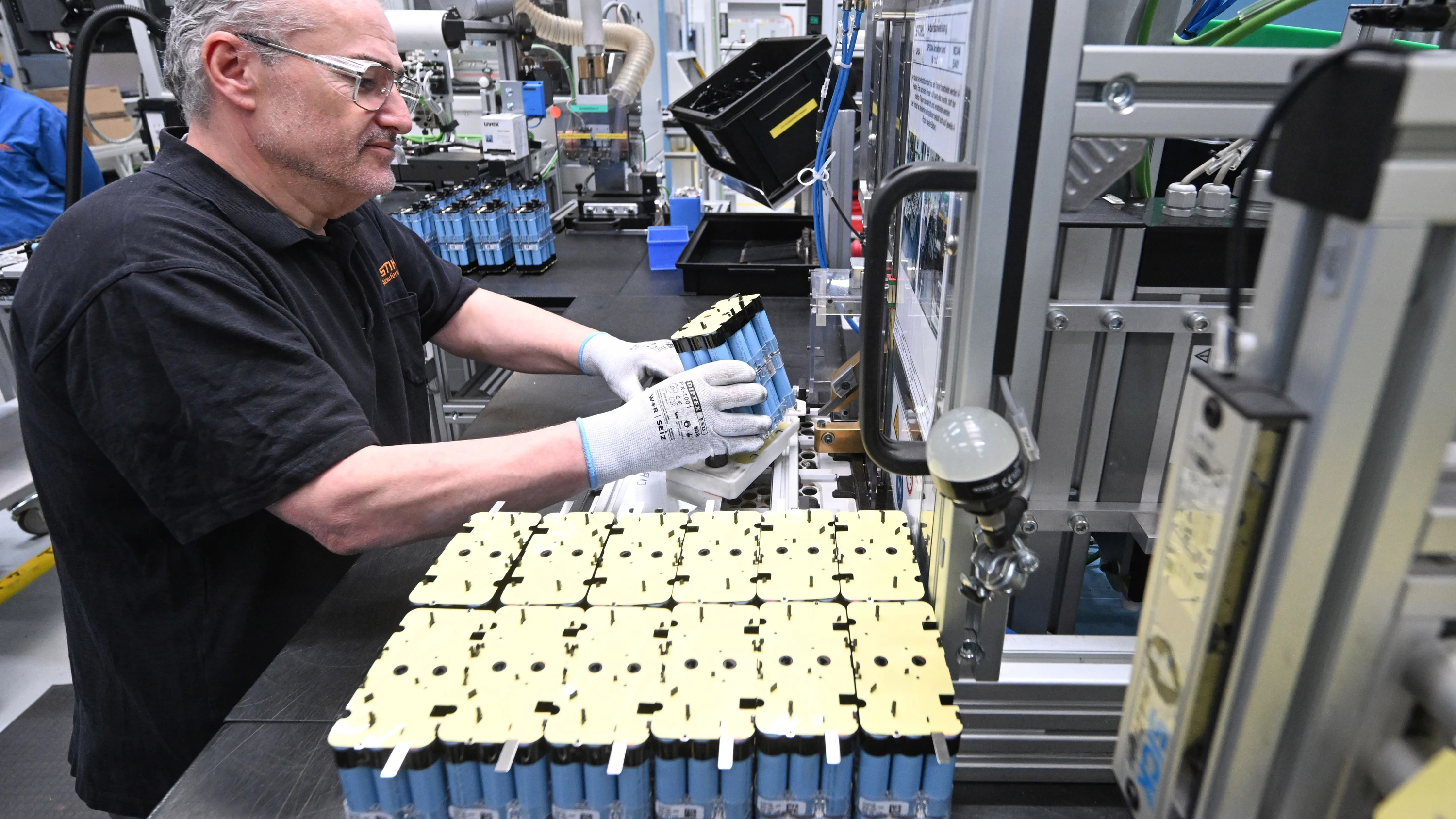 Akku-Fertigung bei Stihl: Der Hersteller kauft Lithium-Ionen-Zellen in China und fertigt daraus die Akku-Packs. - dpa