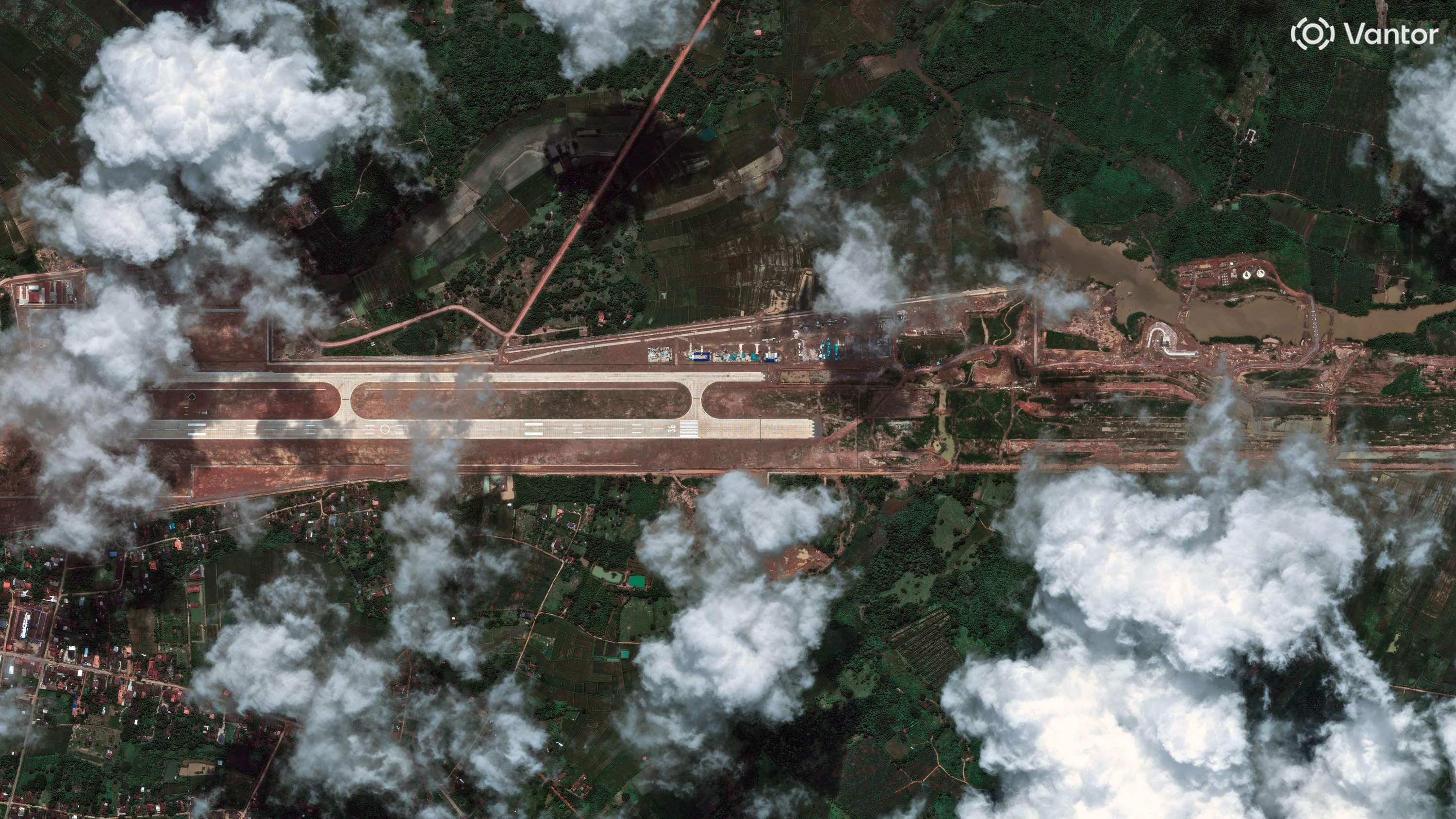 Ein Satellitenbild vom September zeigt den Ausbau der Start-und-Landebahn von Ban Keun in Laos. - Reuters