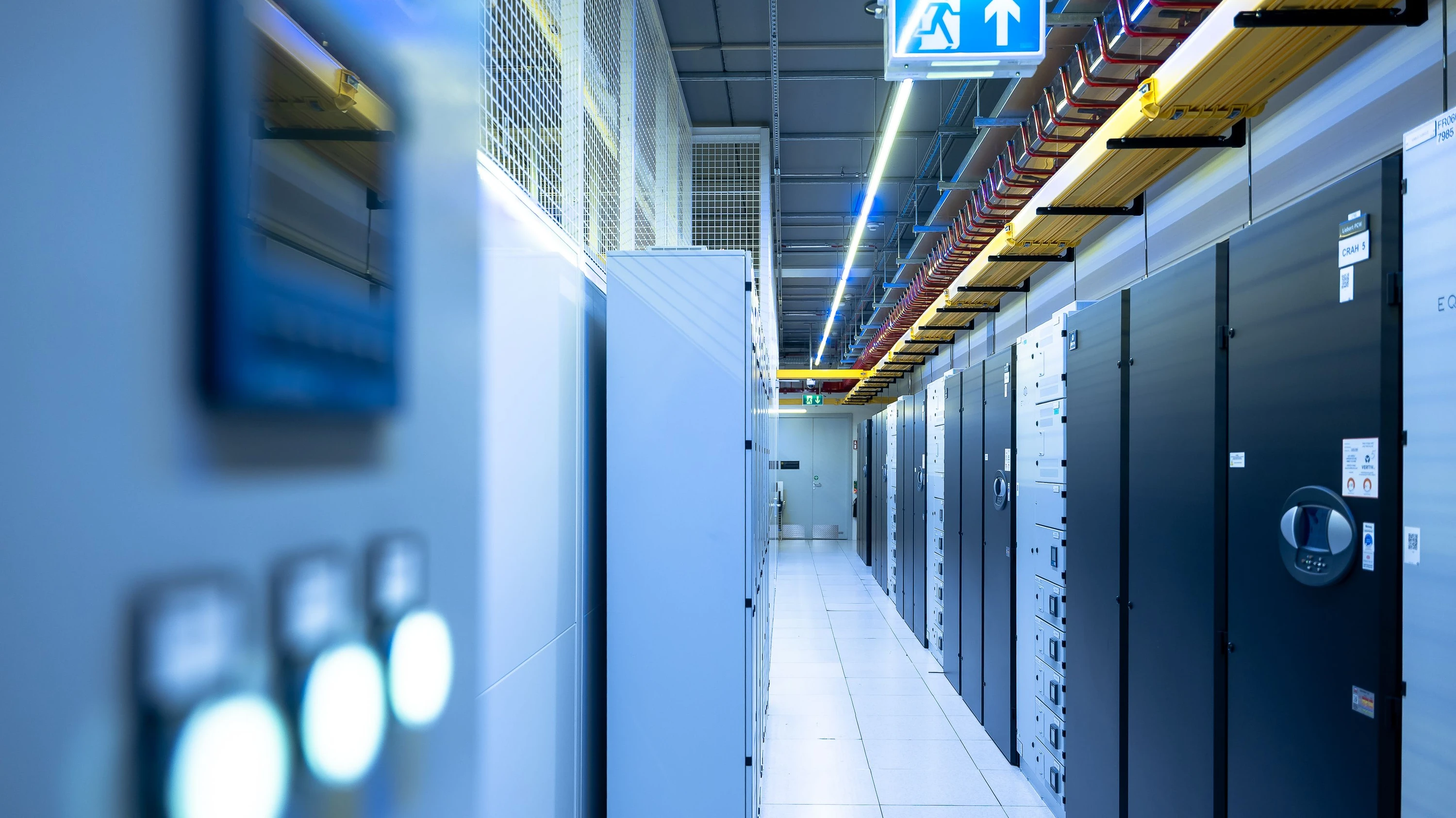 Energiegeladen: Blick in einen Flur mit Serverräumen in einem Rechenzentrum - Michael Braunschädel