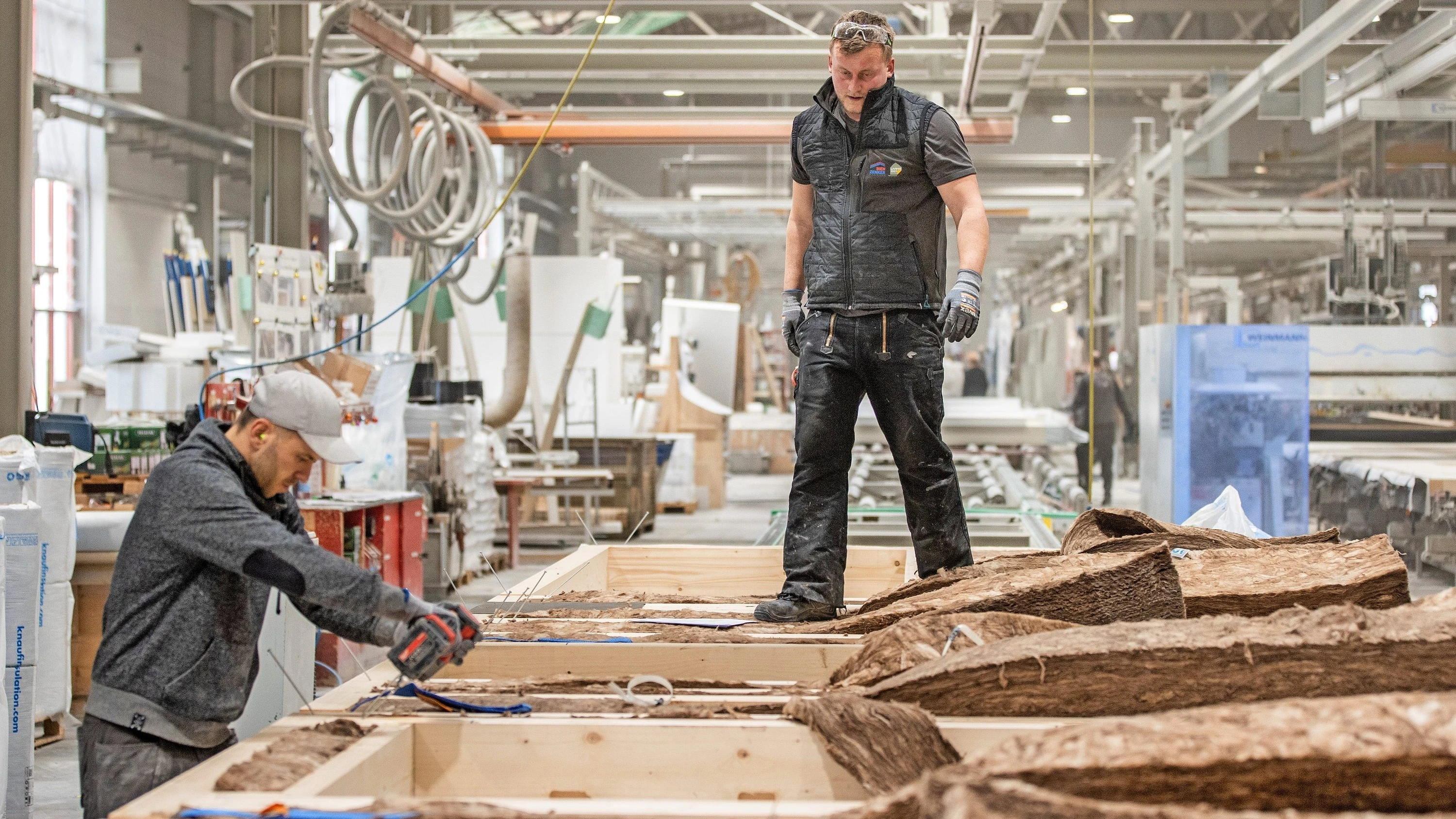 Wände aus der Fabrik: Wie Sanierungen schneller gelingen Wände aus der Fabrik: Wie Sanierungen schneller gelingen