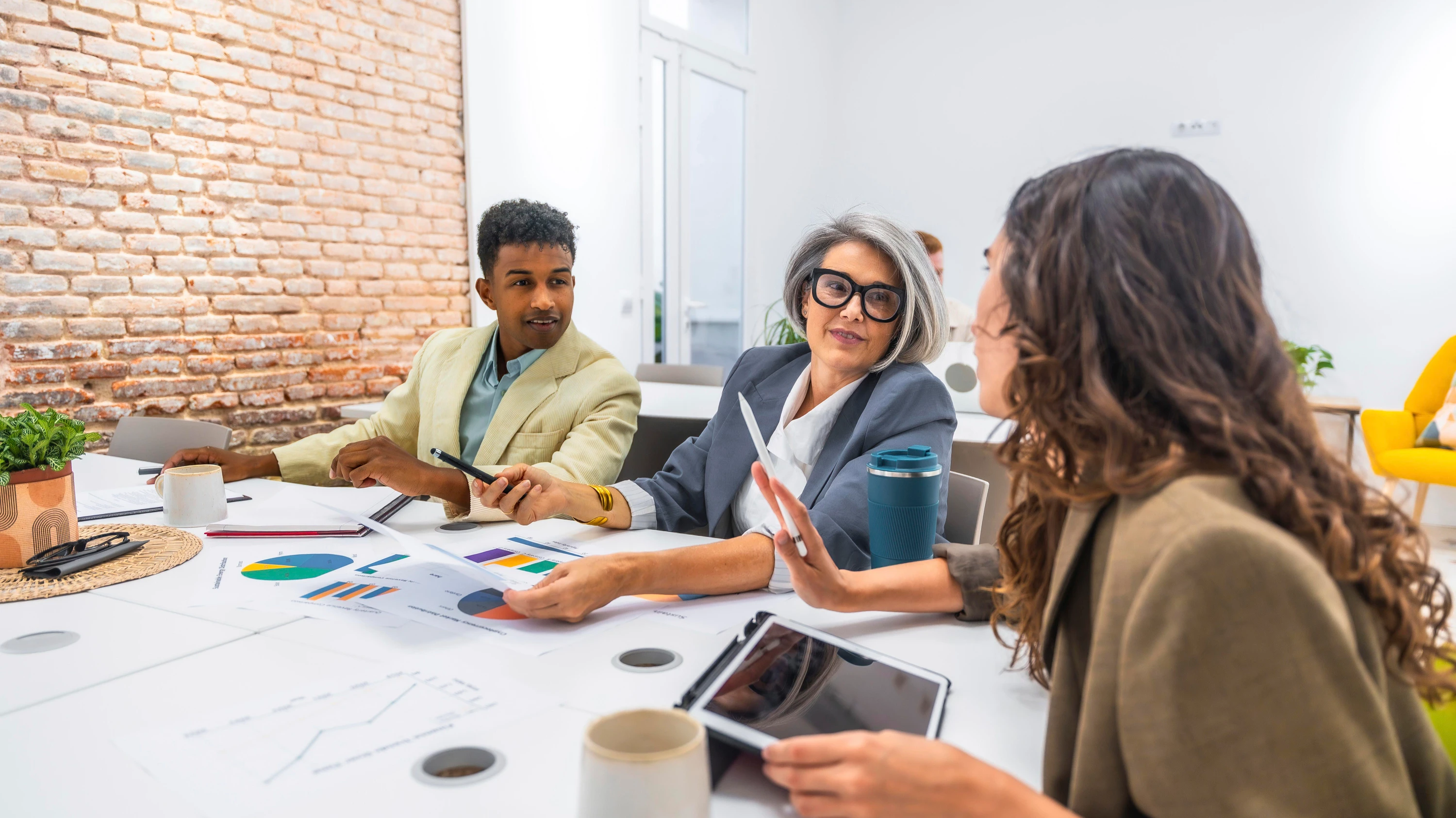Wegen KI: Unternehmen brauchen weniger Chefs und Anfänger