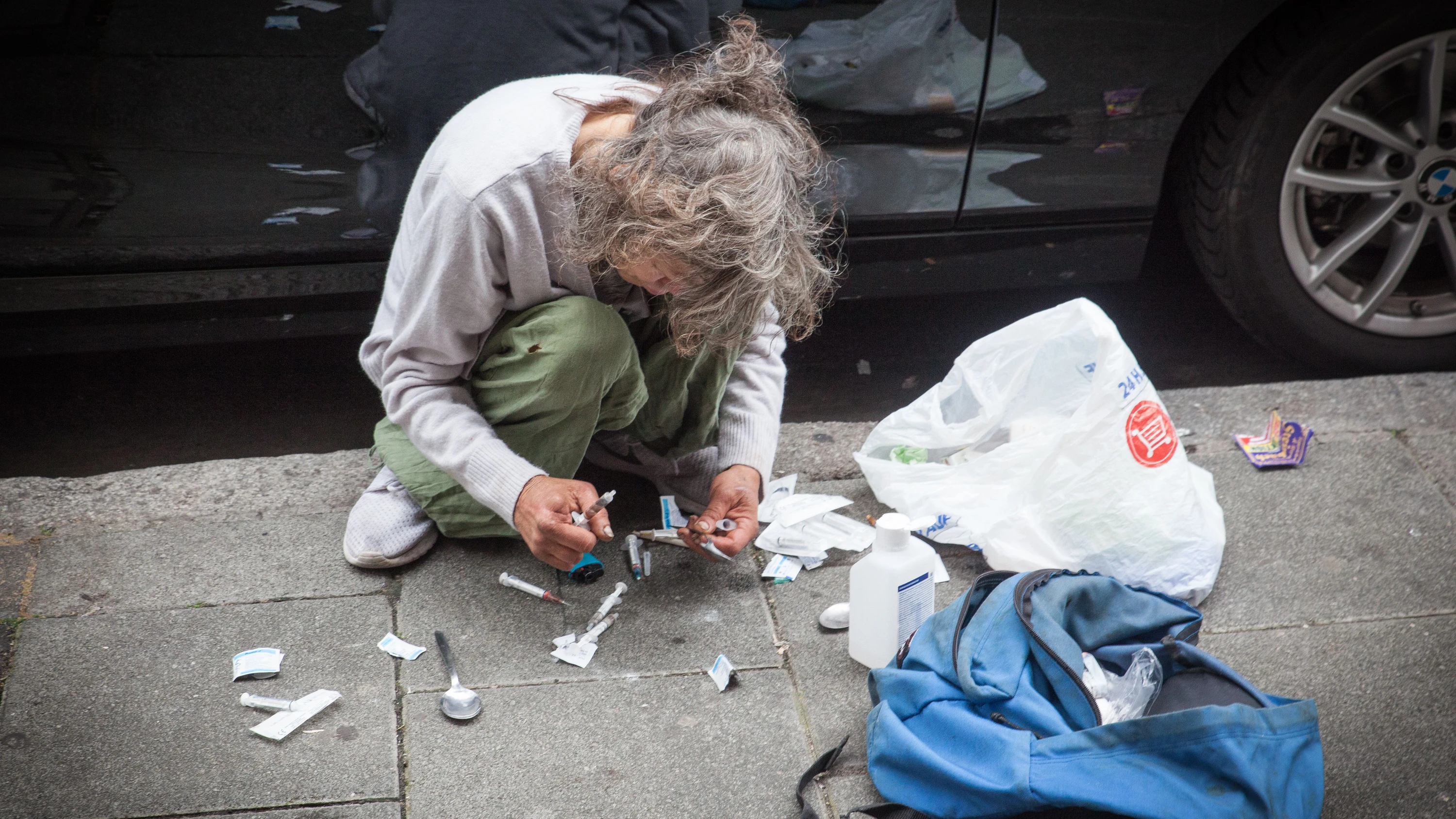 Eine Frau präpariert eine Spritze in der Niddastraße im Frankfurter Bahnhofsviertel. - Lukas Kreibig